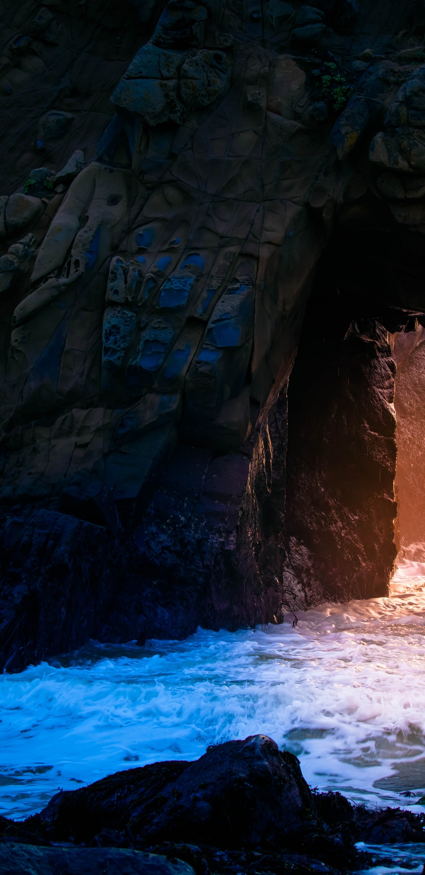 Обои морская пещера, формирование, подземное озеро, вода, темнота в разрешении 1440x2960