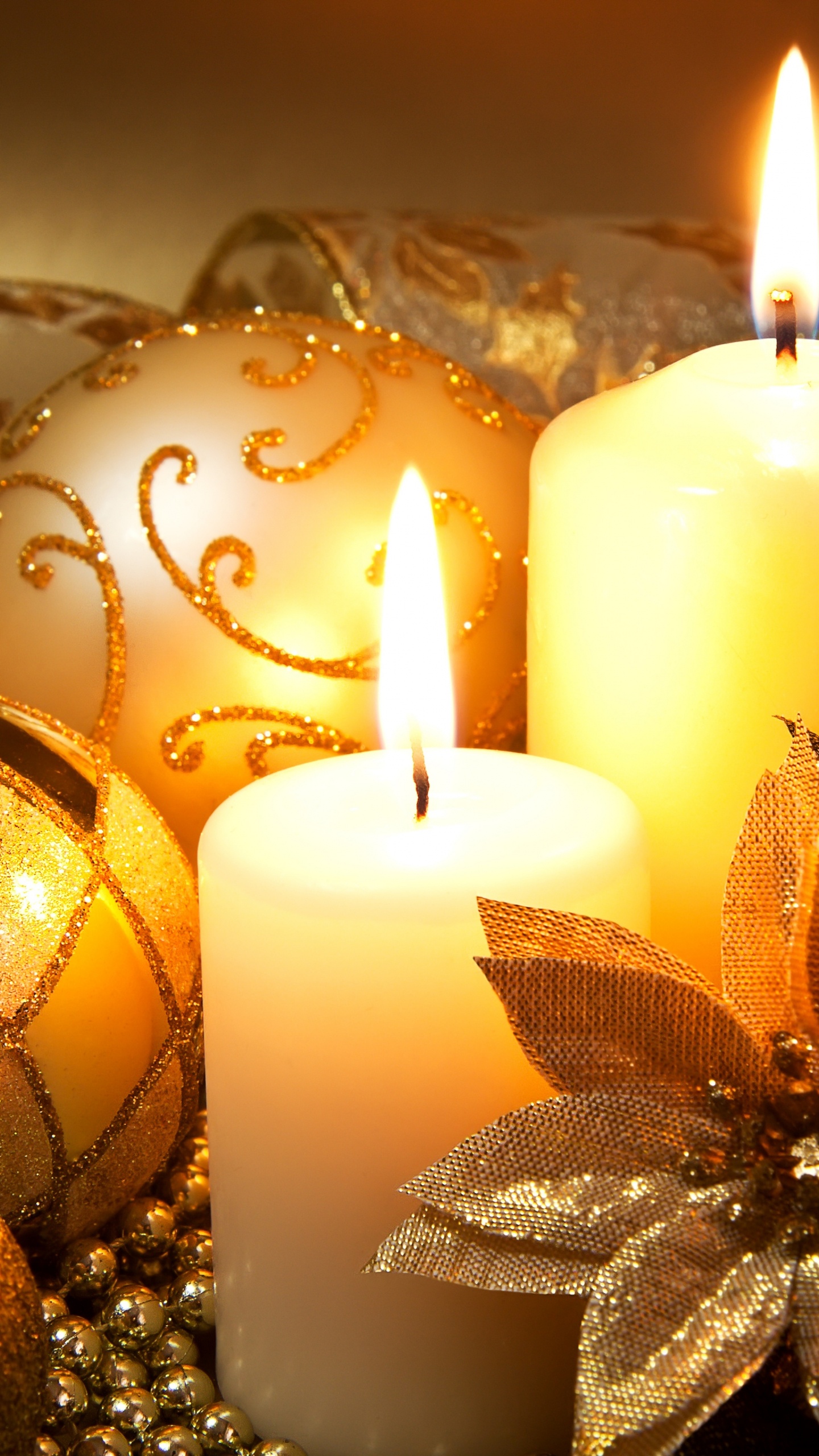 Обои Рождественские украшения, Рождественский день, рождественский орнамент, свеча, натюрморт в разрешении 1440x2560