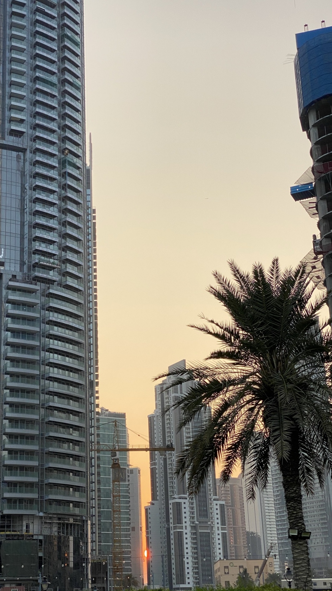 Обои окно, башня, дневное время, городской район, метрополия в разрешении 1080x1920