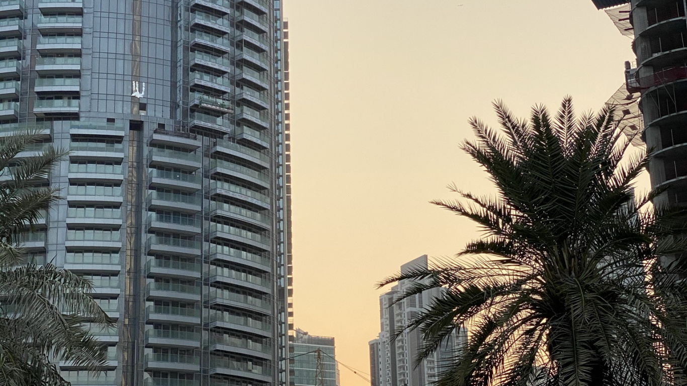 Обои окно, башня, дневное время, городской район, метрополия в разрешении 1366x768