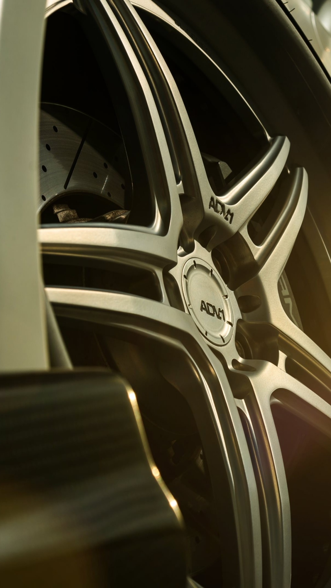 Обои колесо, свет, авто, автомобильные шины, шина в разрешении 1080x1920