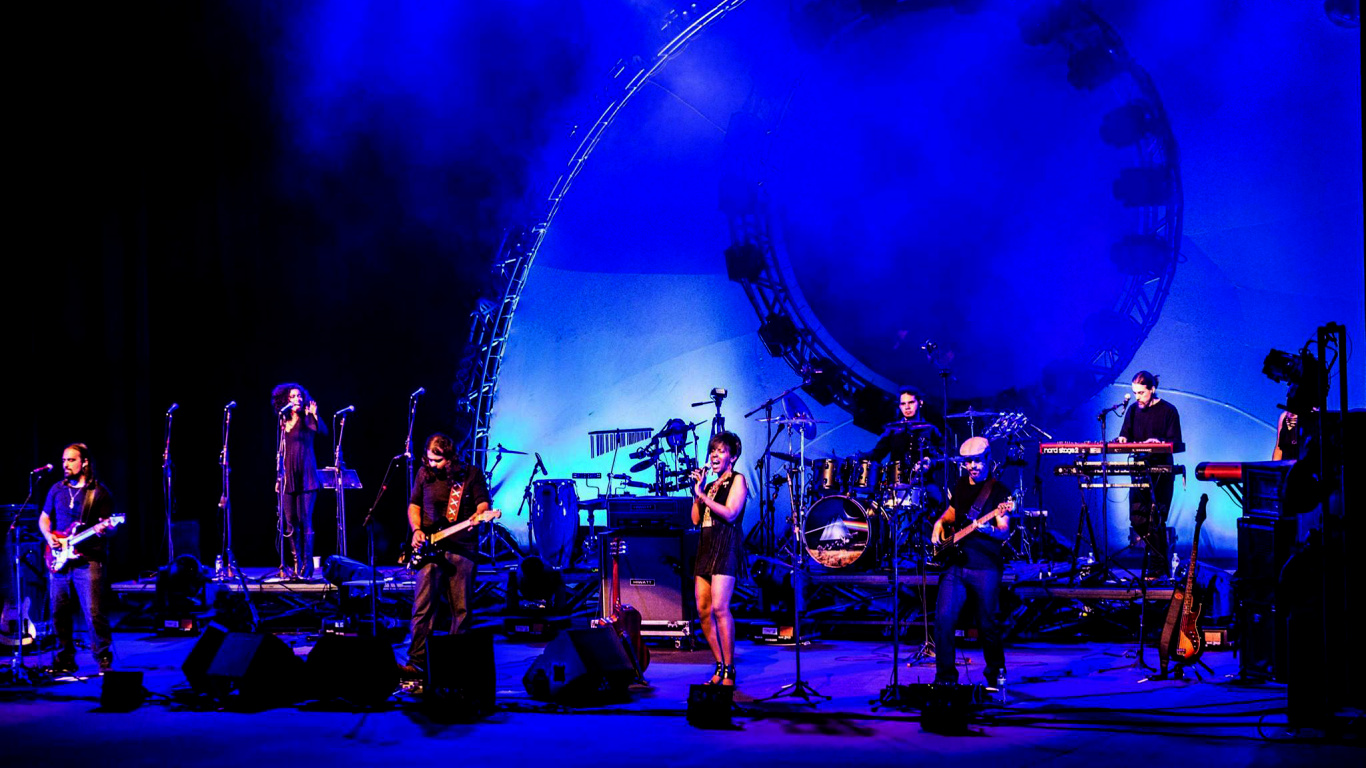 Обои рокконцерт, театр, музыкальный ансамбль, концерт, барабанщик в разрешении 1366x768