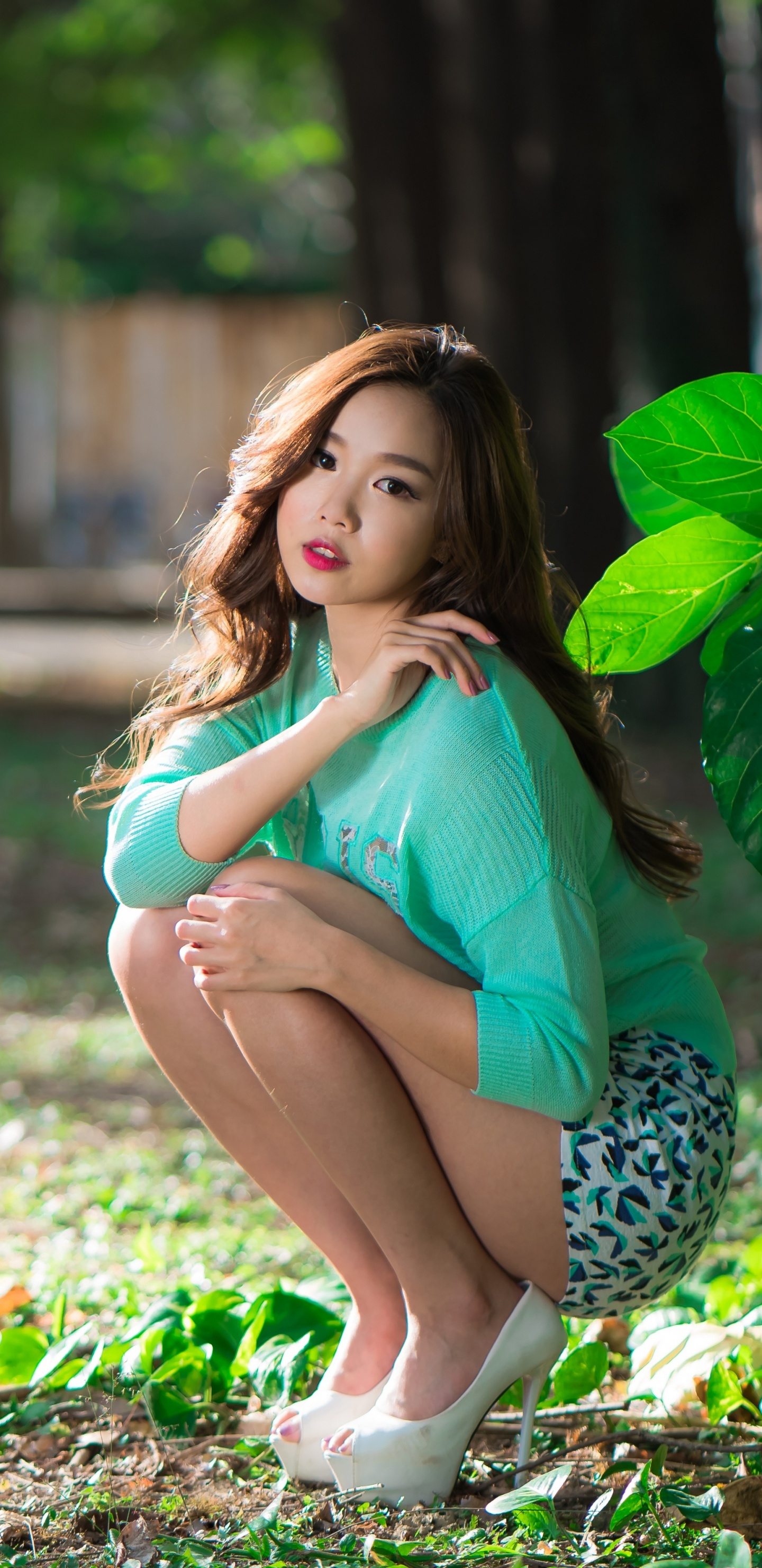 Обои зеленый, красота, дерево, модель, ствол в разрешении 1440x2960