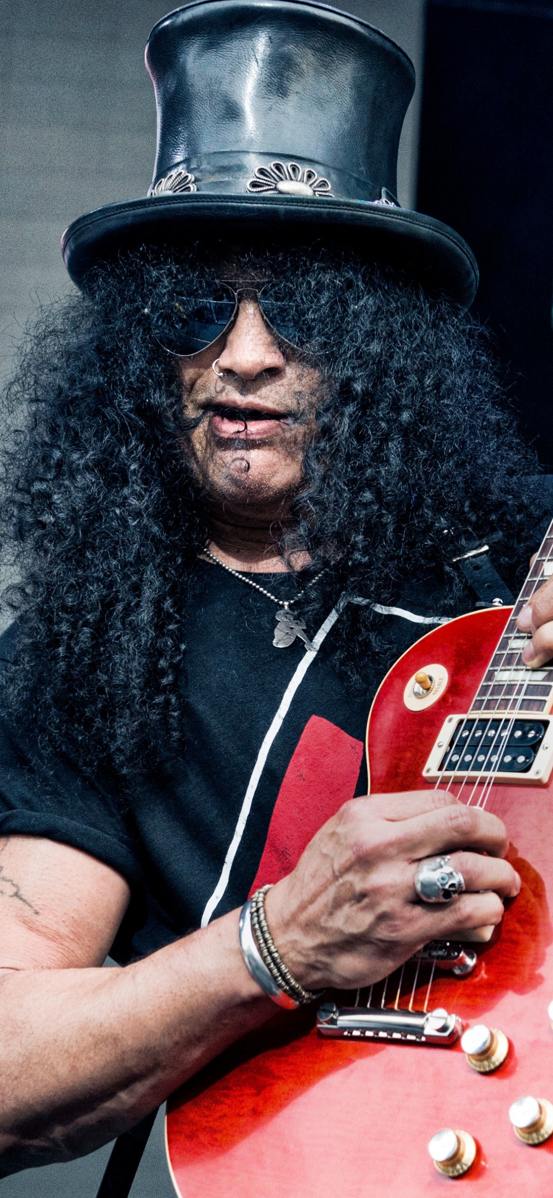 Обои гитара, Guns N Roses, тяжелый металл, тяжелый рок, гитарист в разрешении 1125x2436