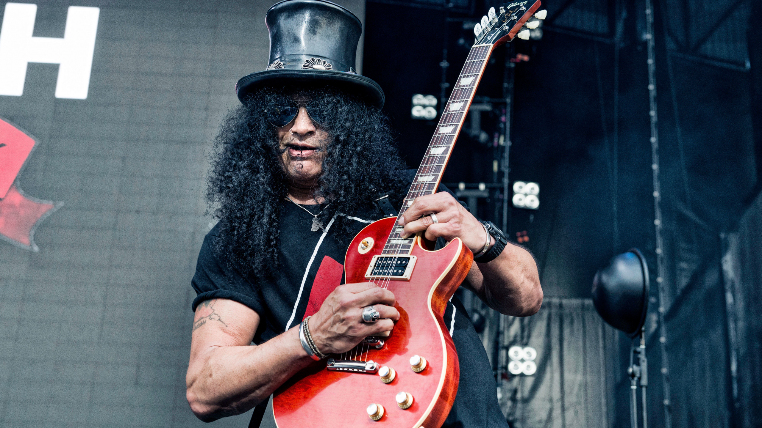 Обои гитара, Guns N Roses, тяжелый металл, тяжелый рок, гитарист в разрешении 2560x1440