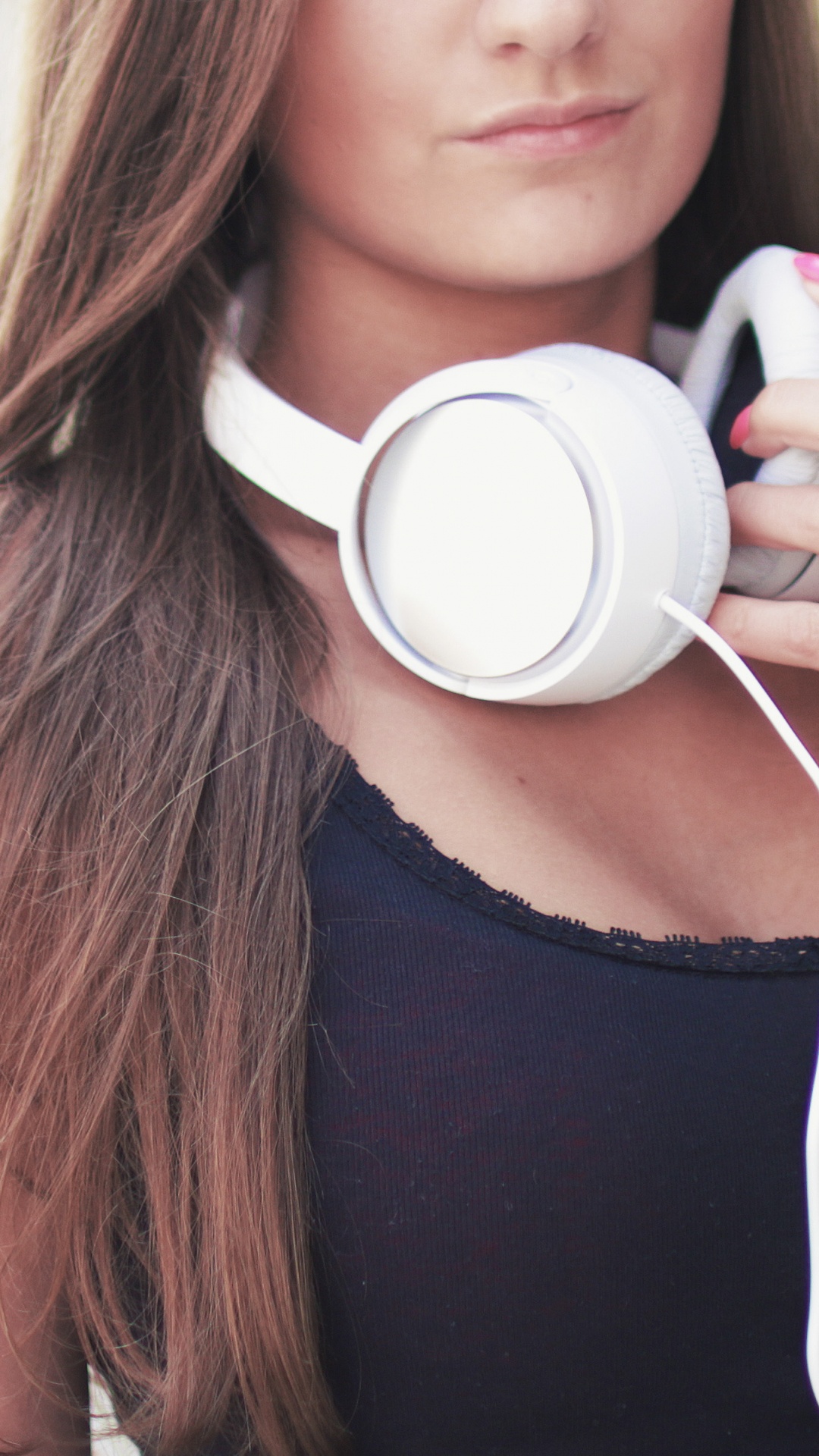 Обои наушники, шея, звуковое оборудование, каштановые волосы, ipod touch в разрешении 1080x1920