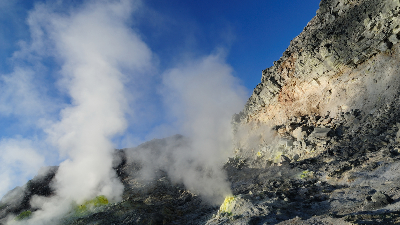 Обои облако, рок, геология, гора, горный хребет в разрешении 1366x768