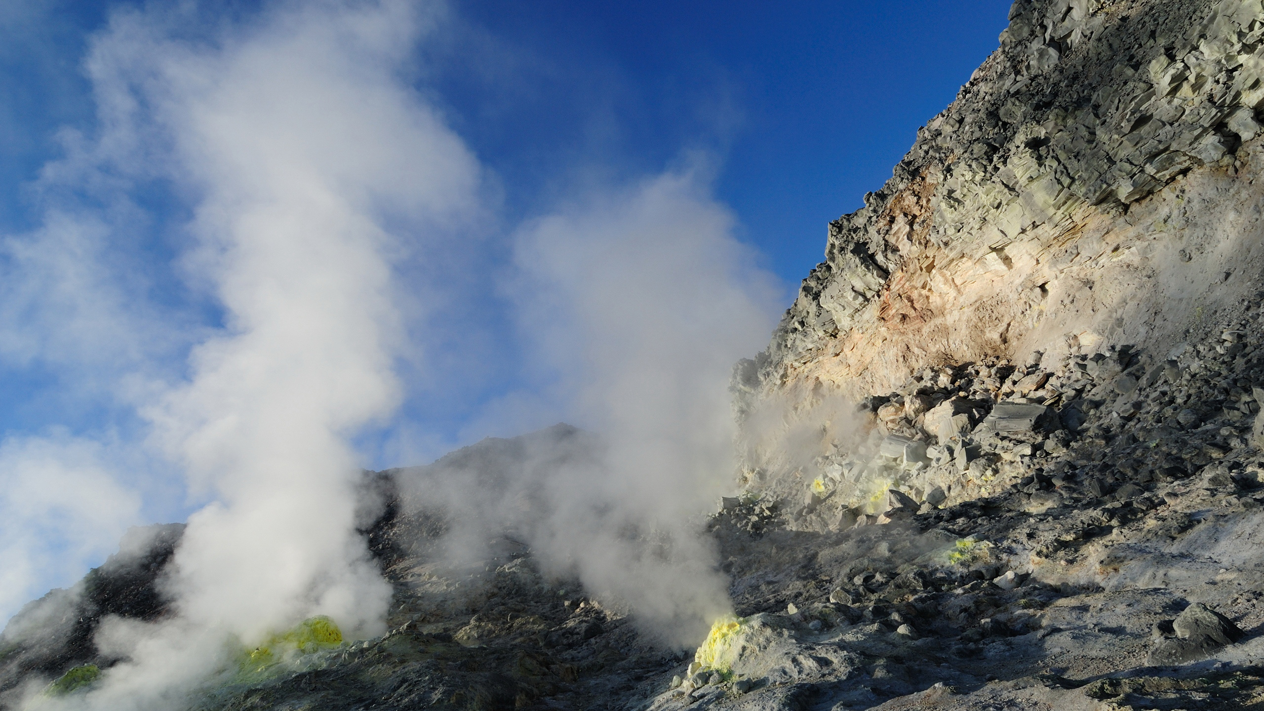 Обои облако, рок, геология, гора, горный хребет в разрешении 2560x1440