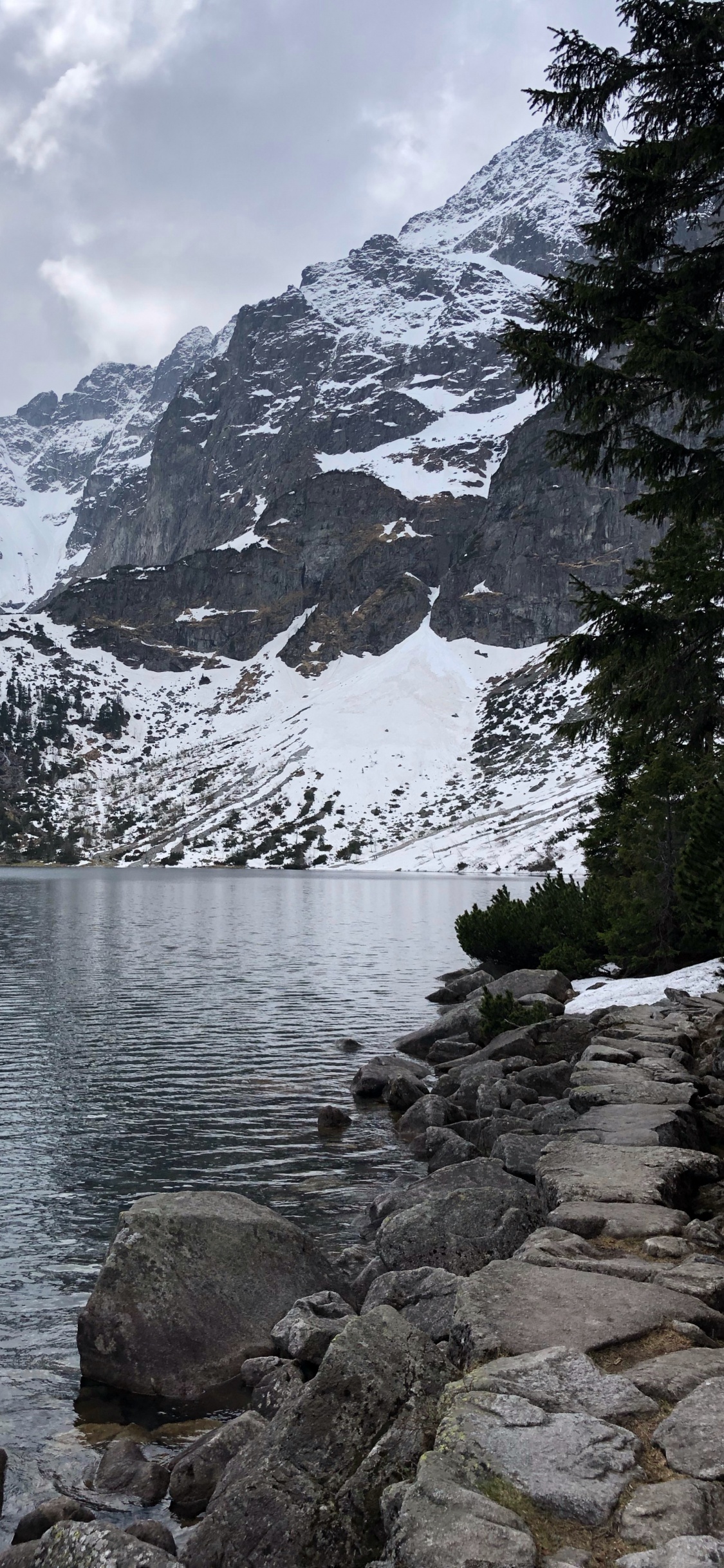Обои морской глаз, горный рельеф, горный хребет, нагорье, гора в разрешении 1125x2436