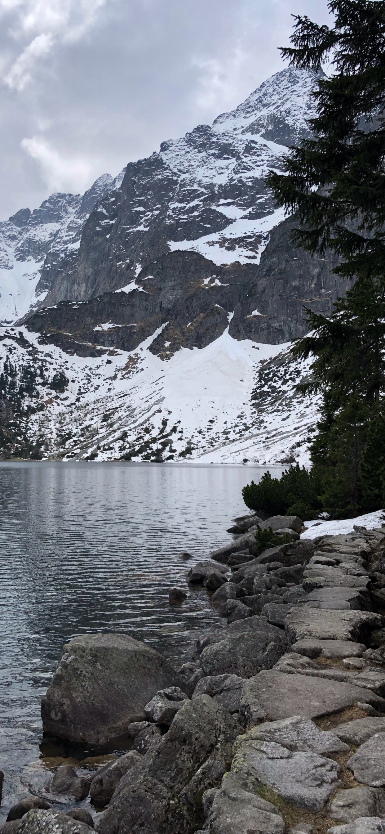 Обои морской глаз, горный рельеф, горный хребет, нагорье, гора в разрешении 1242x2688
