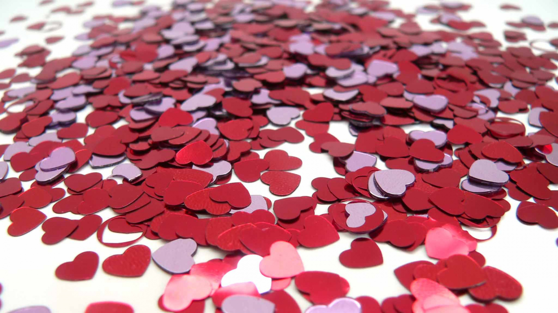 Обои Валентина сердце, День Святого Валентина, сердце, лепесток, красный цвет в разрешении 1920x1080