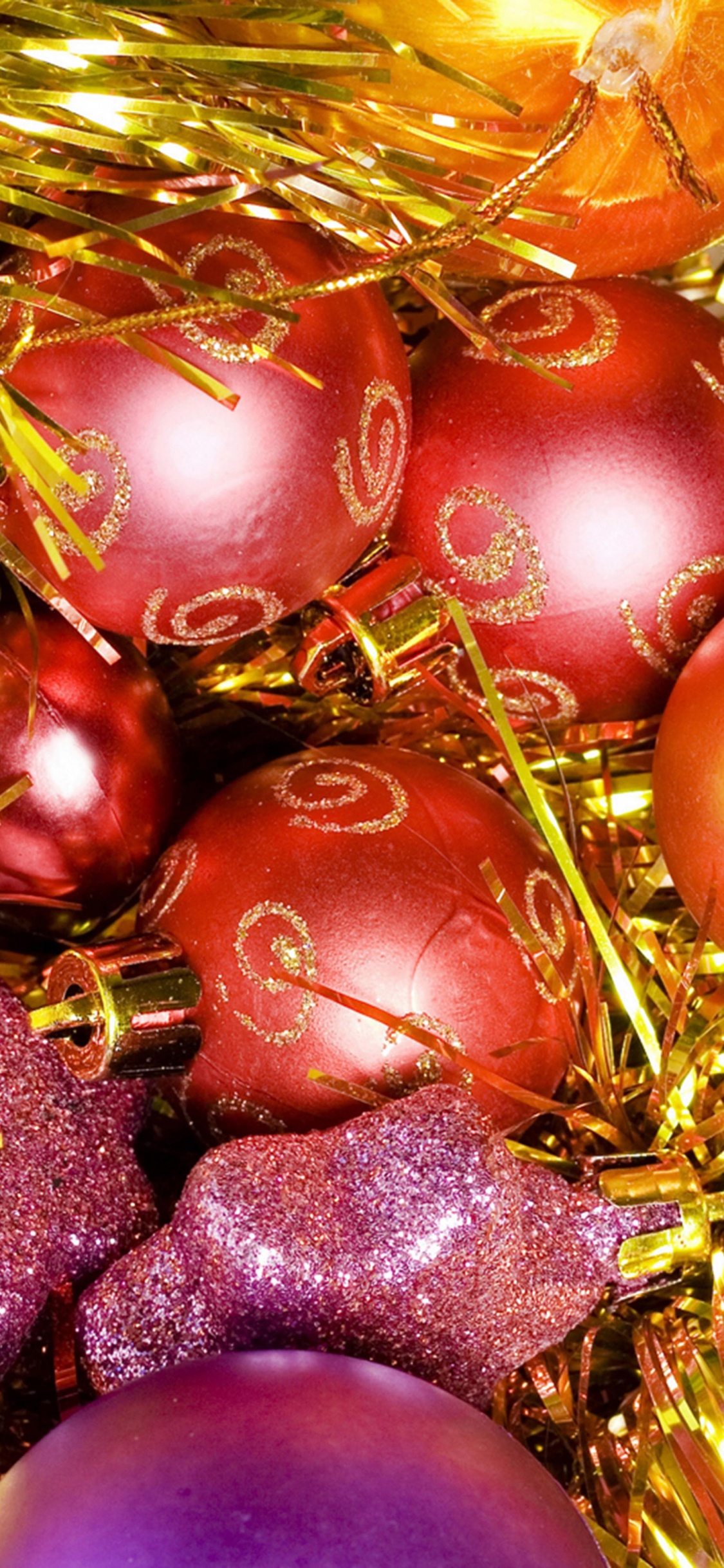Обои Рождественский день, рождественский орнамент, елка, Новый год, праздник в разрешении 1125x2436