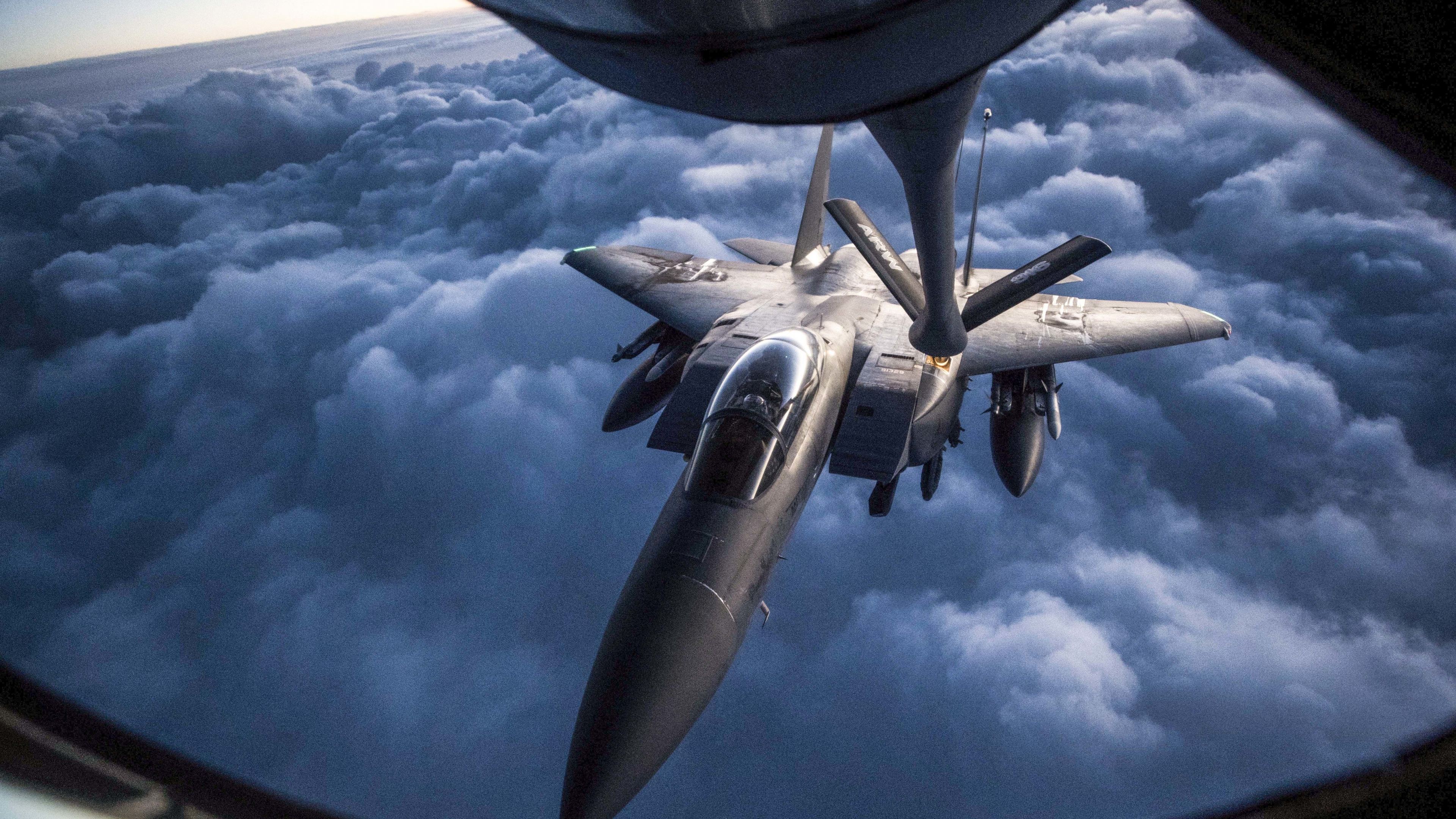 Обои Боинг KC-135 Стратотанкер, дозаправка в воздухе, ВВС США, военный самолет, самолет в разрешении 3840x2160