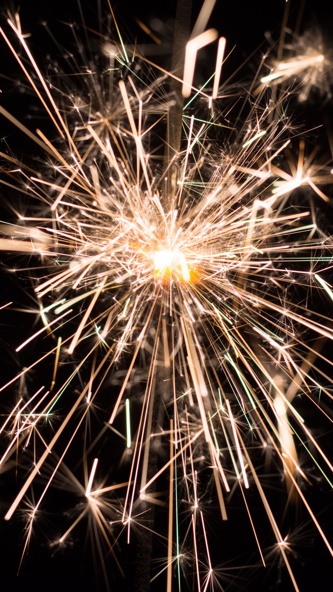 Обои Новый год, вечеринка, канун Нового года, салют, бенгальский огонь в разрешении 1080x1920