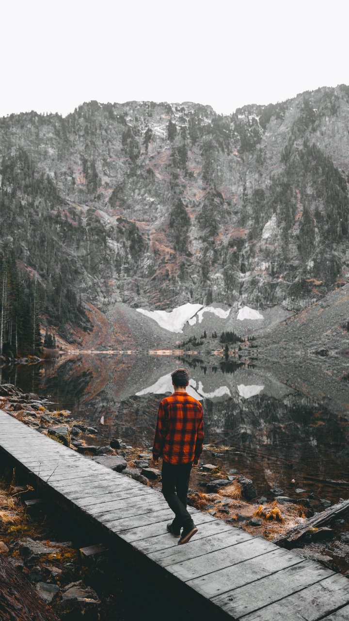 Обои озеро, горный рельеф, гора, дерево, горная станция в разрешении 720x1280