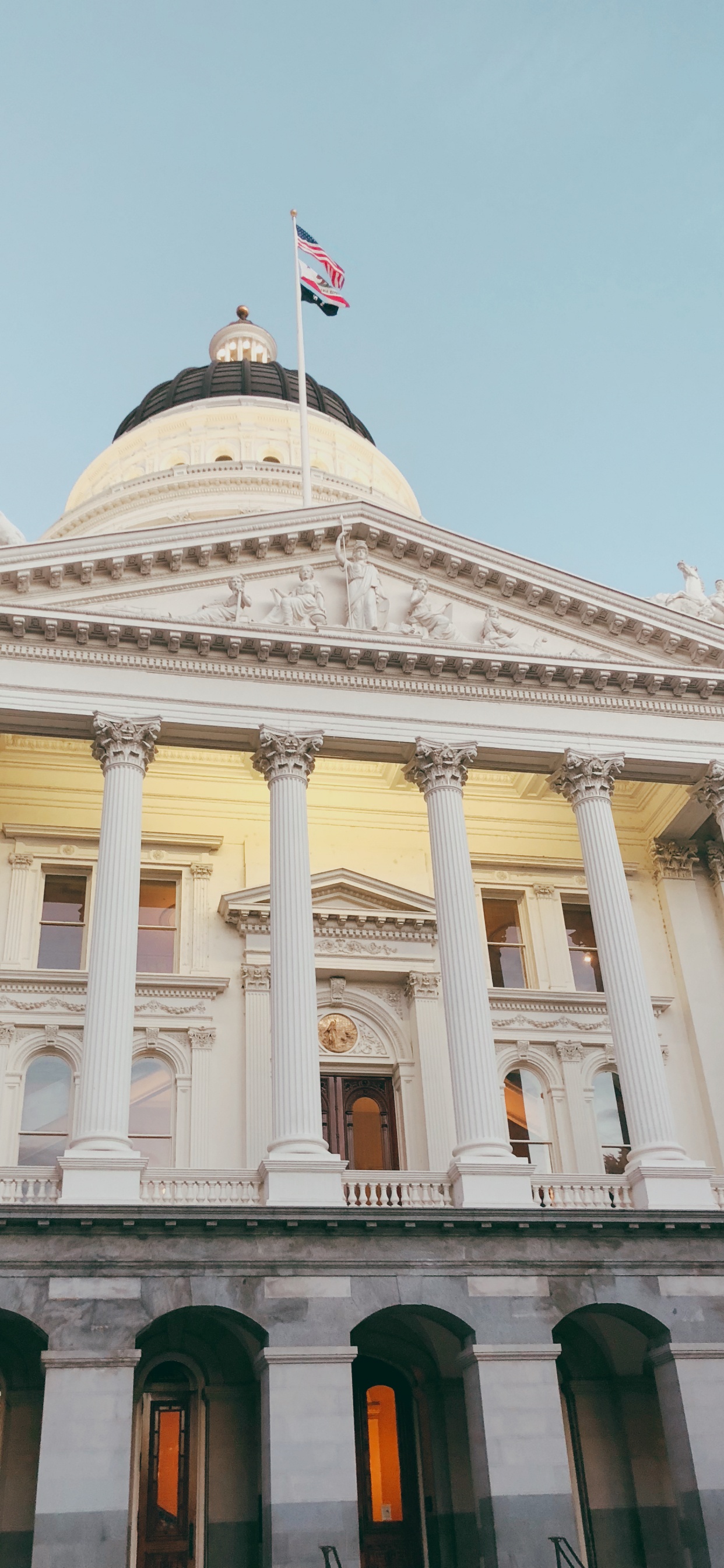 Обои Капитолий штата, окно, классическая архитектура, флаг, природа в разрешении 1242x2688