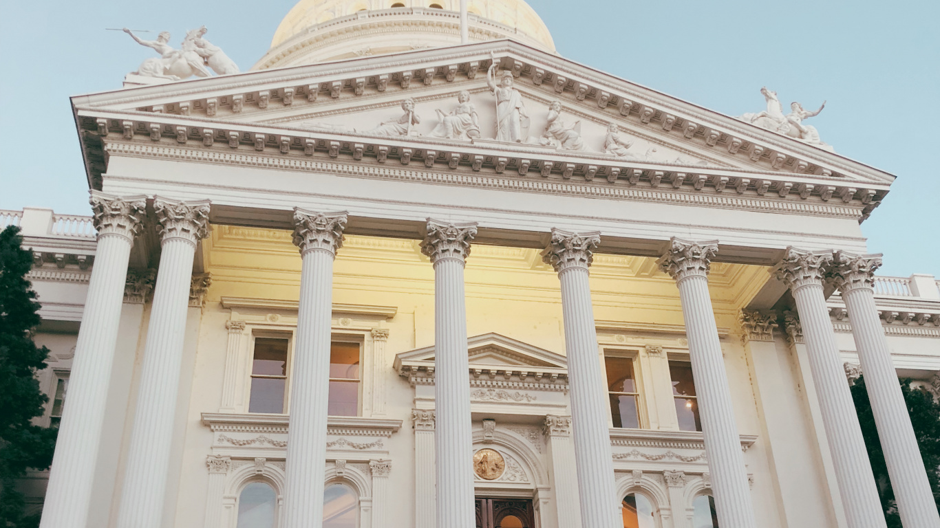 Обои Капитолий штата, окно, классическая архитектура, флаг, природа в разрешении 1366x768