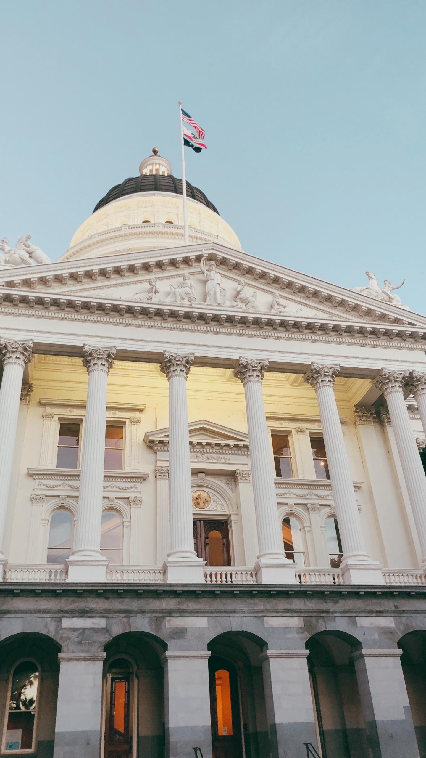 Обои Капитолий штата, окно, классическая архитектура, флаг, природа в разрешении 1440x2560