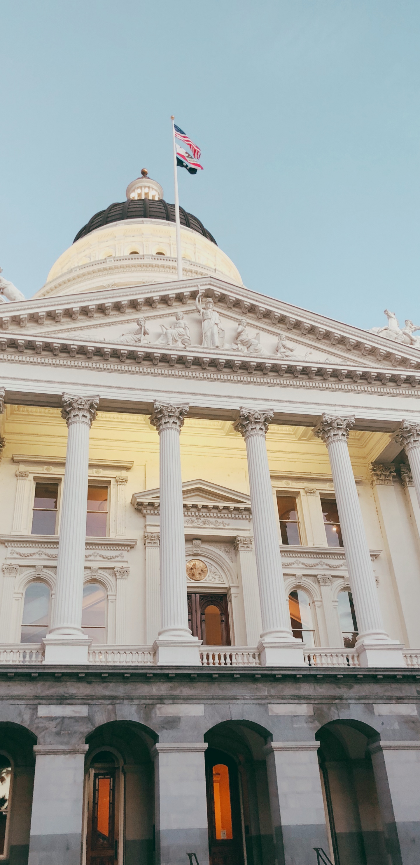 Обои Капитолий штата, окно, классическая архитектура, флаг, природа в разрешении 1440x2960