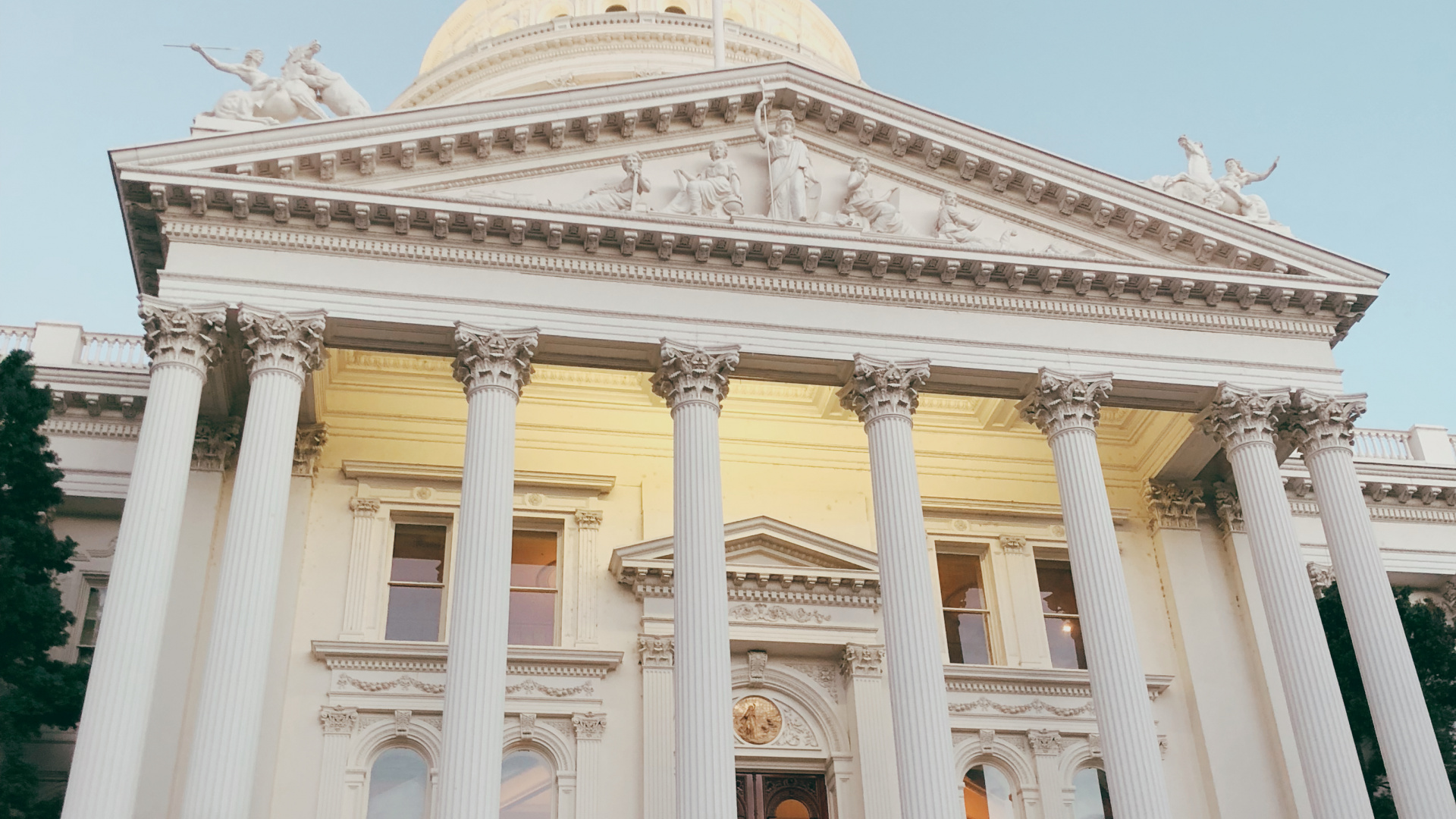 Обои Капитолий штата, окно, классическая архитектура, флаг, природа в разрешении 1920x1080