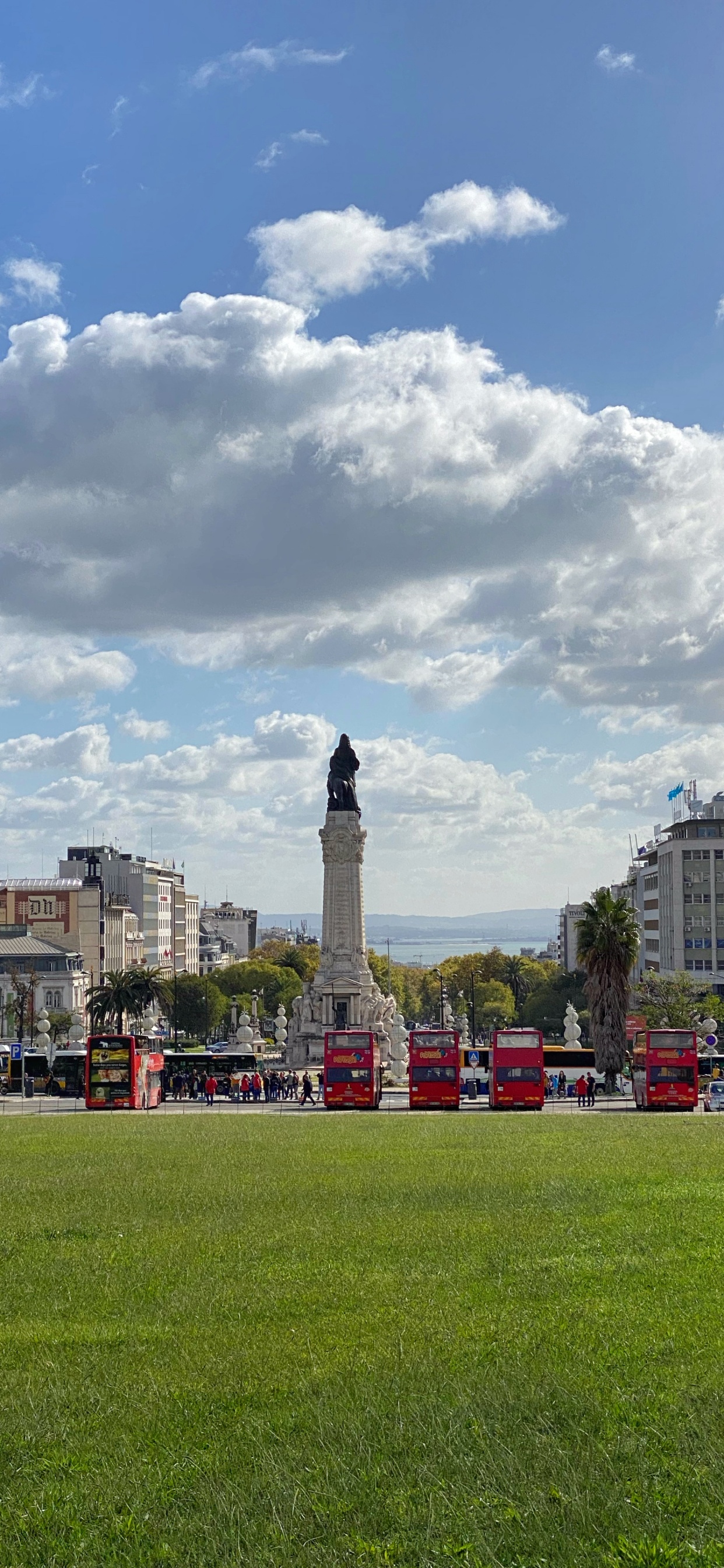 Обои пистолет для пенополиуретана 025ст, облако, общественное место, город, городской район в разрешении 1242x2688