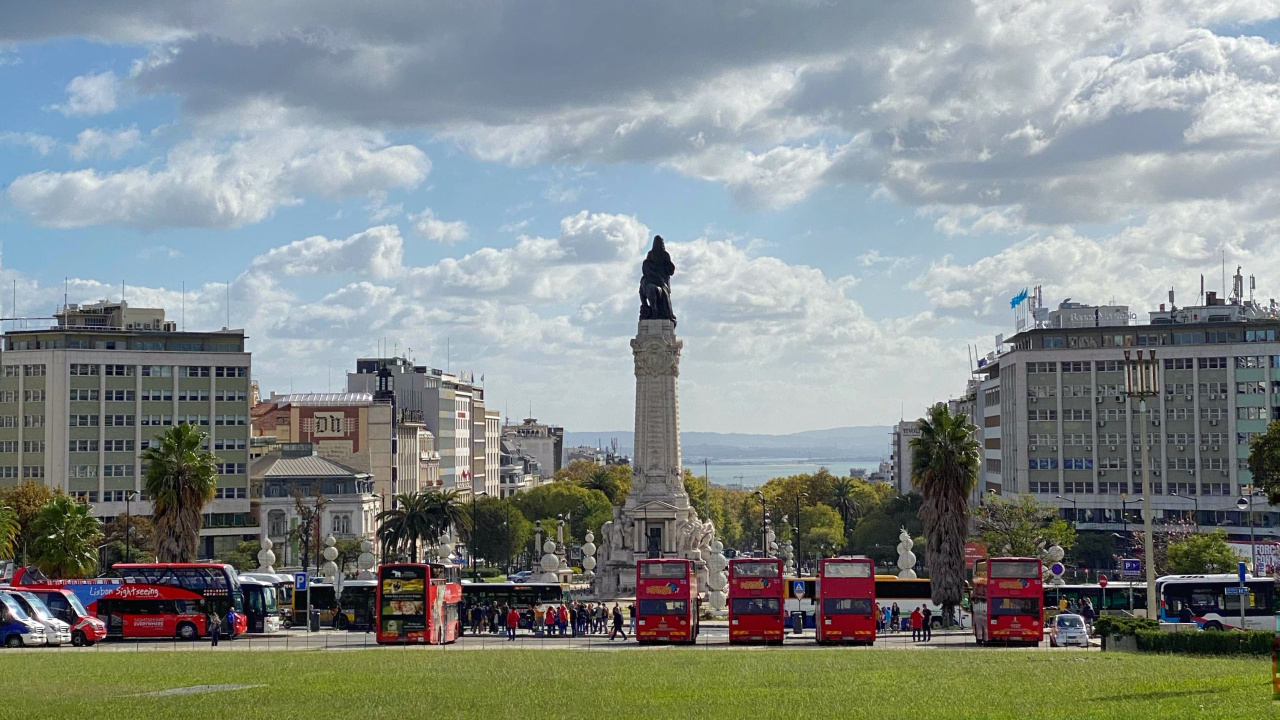 Обои пистолет для пенополиуретана 025ст, облако, общественное место, город, городской район в разрешении 1280x720