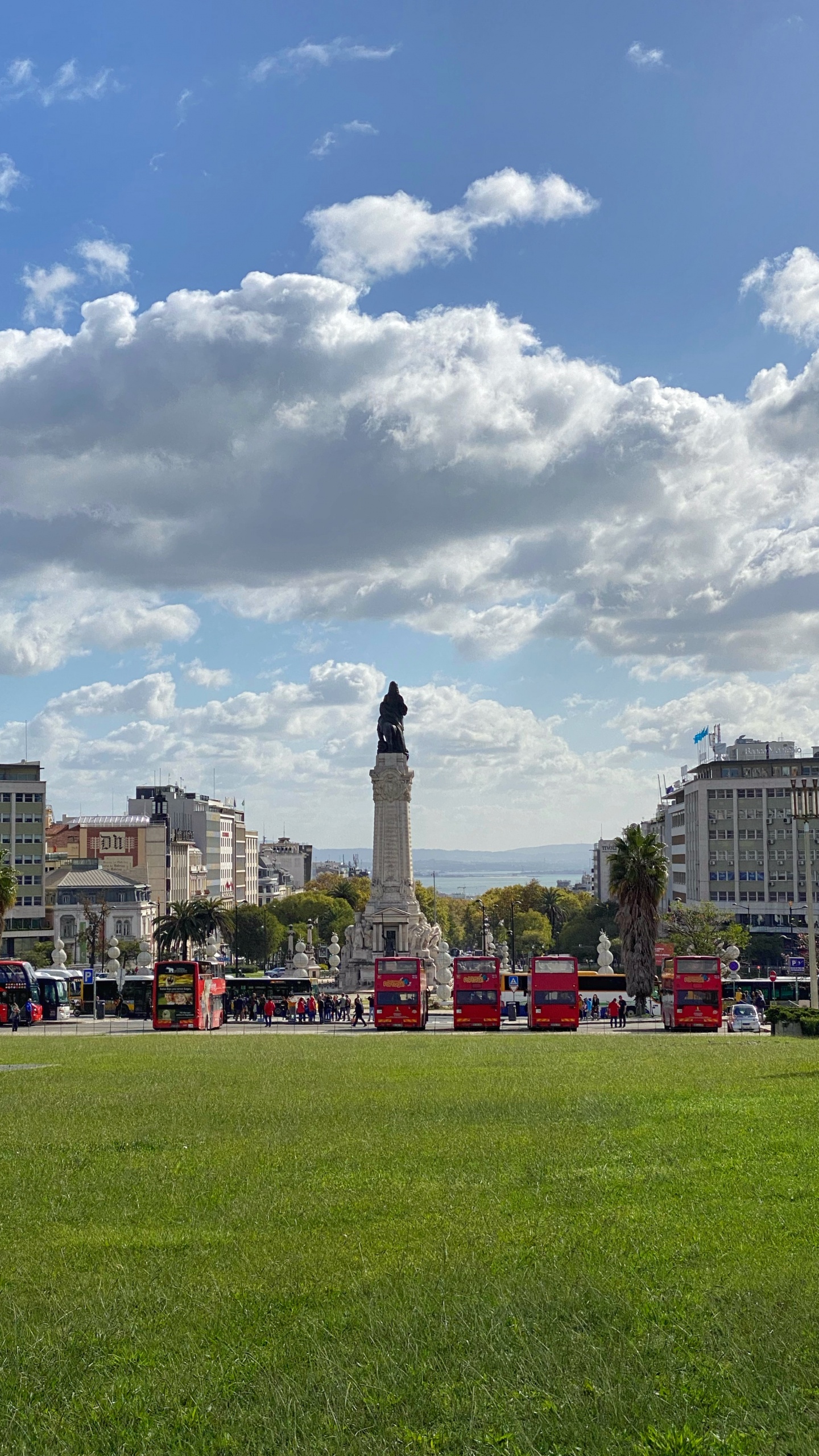Обои пистолет для пенополиуретана 025ст, облако, общественное место, город, городской район в разрешении 1440x2560