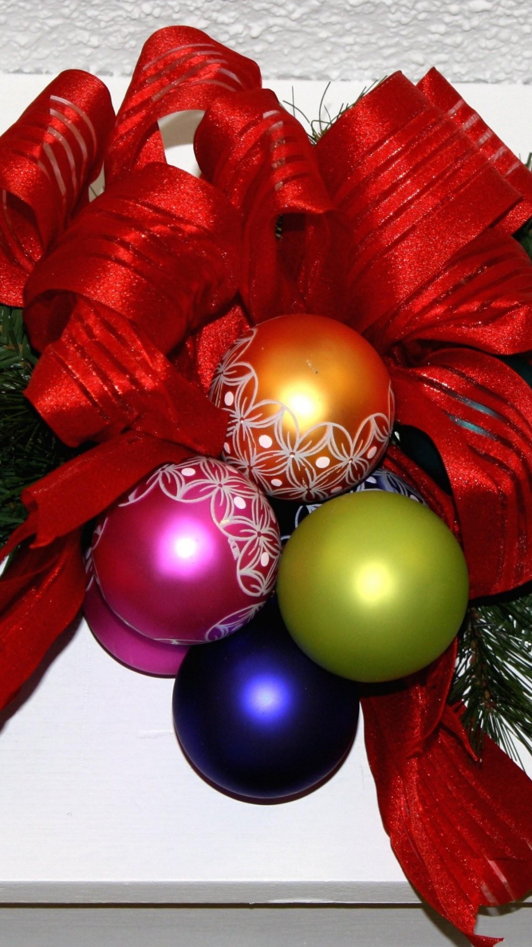 Обои Рождественские украшения, Рождество, елка, срезанные цветы, Рождественские огни в разрешении 1080x1920