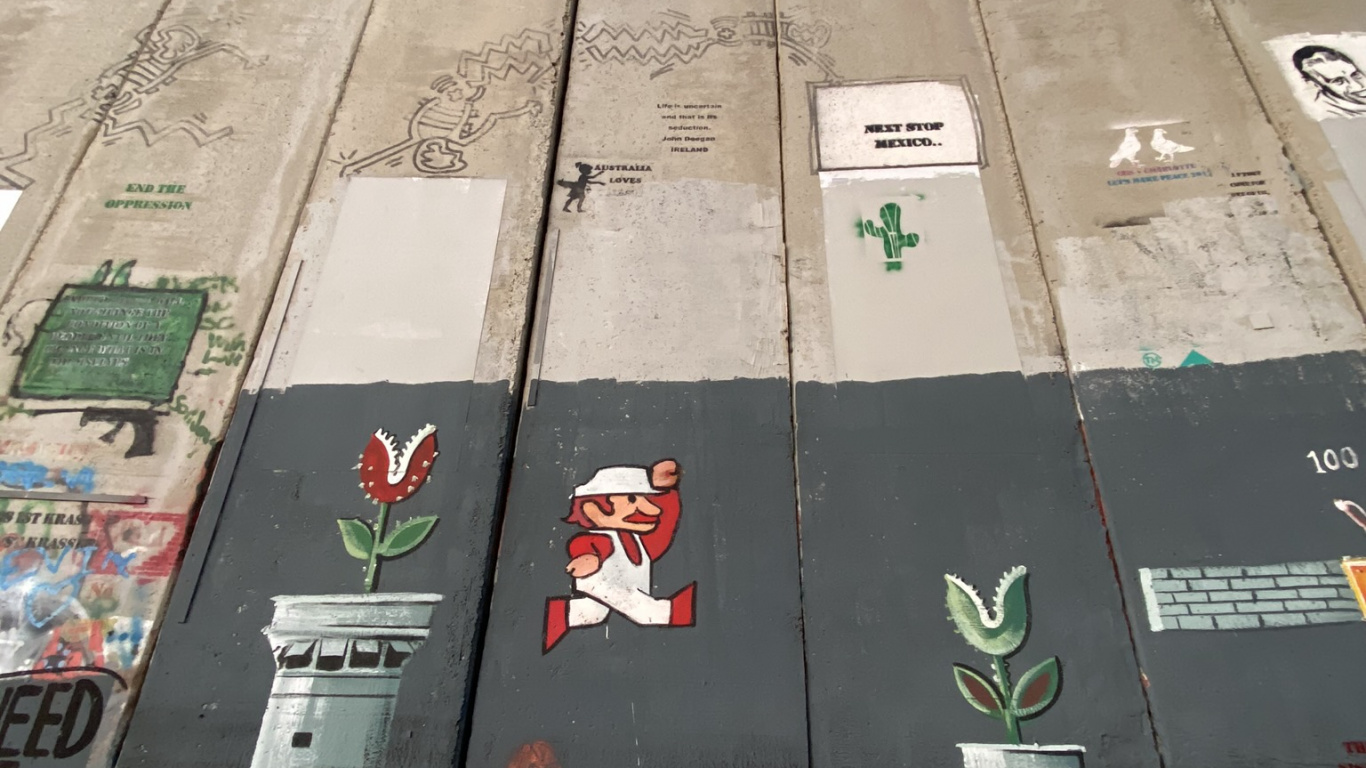 Обои стена, фасад, Реклама, баннер в разрешении 1366x768