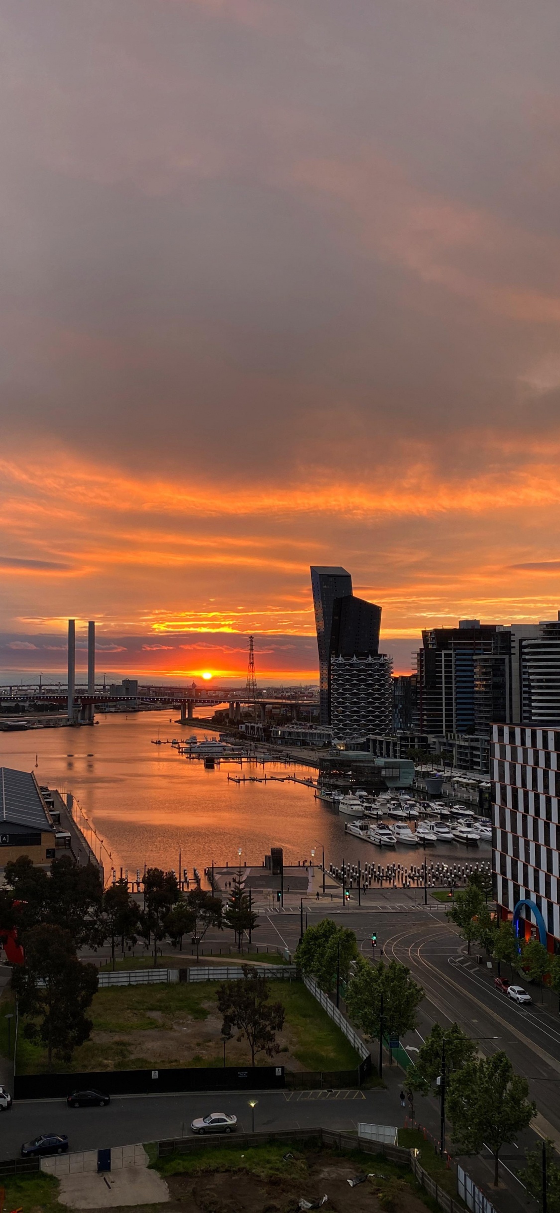 Обои облако, здание, атмосфера, послесвечение, окно в разрешении 1125x2436