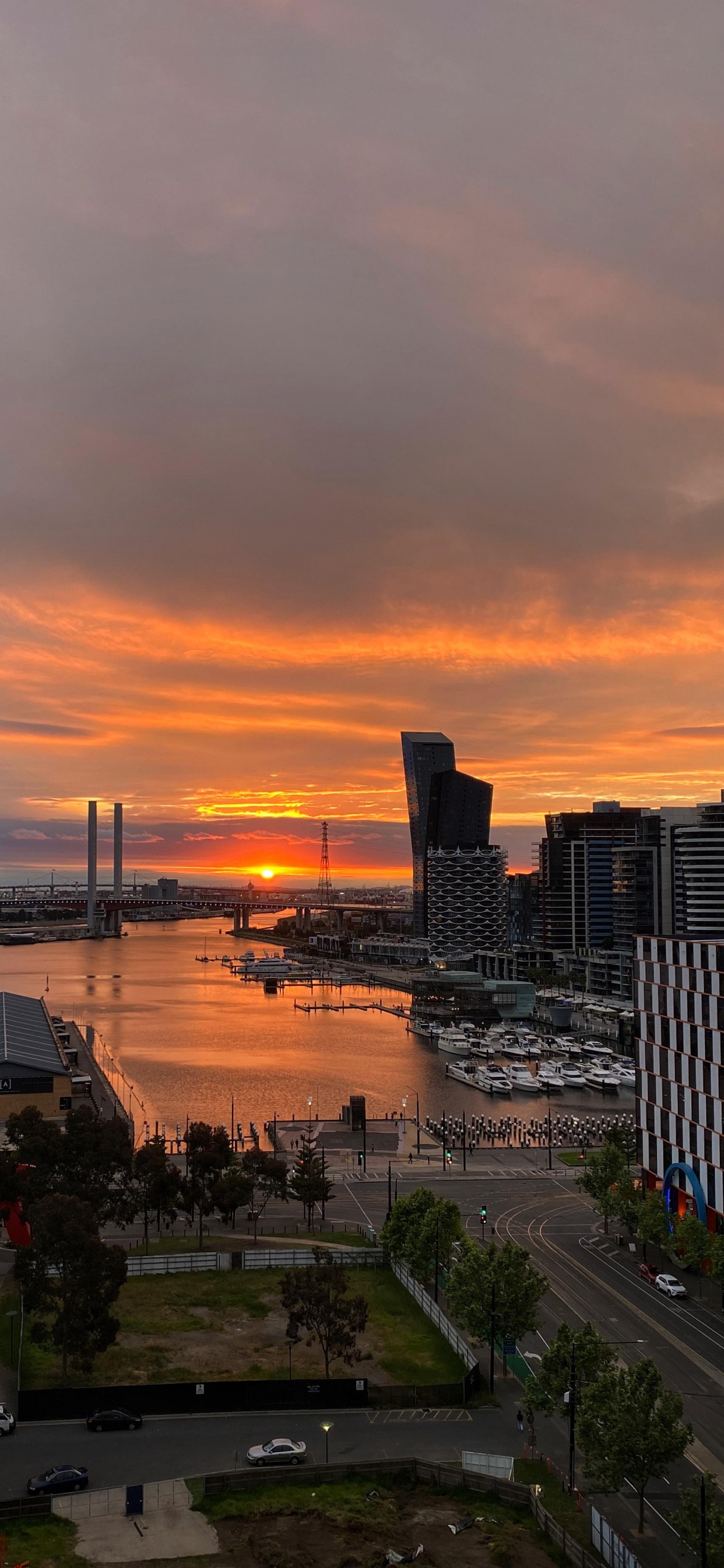 Обои облако, здание, атмосфера, послесвечение, окно в разрешении 1242x2688