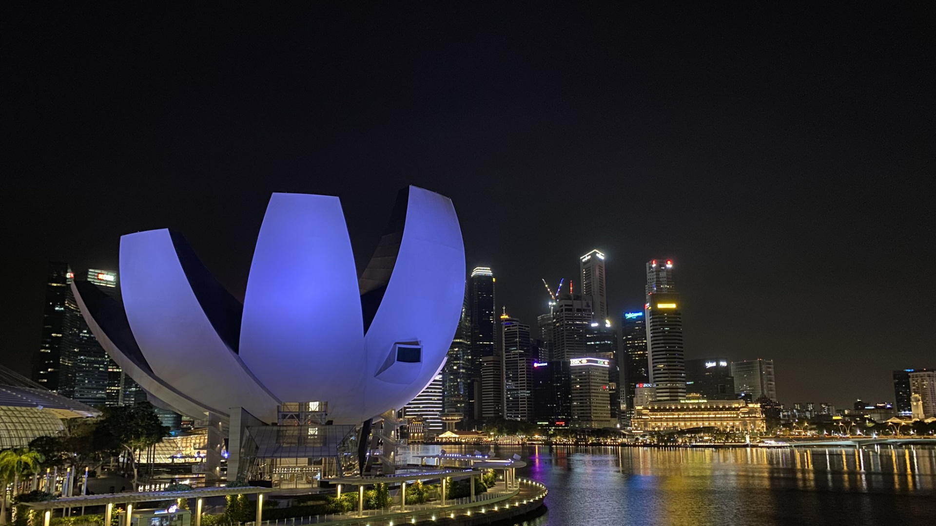 Обои Сингапур, отражение, небоскреб, вода, ночь в разрешении 1920x1080