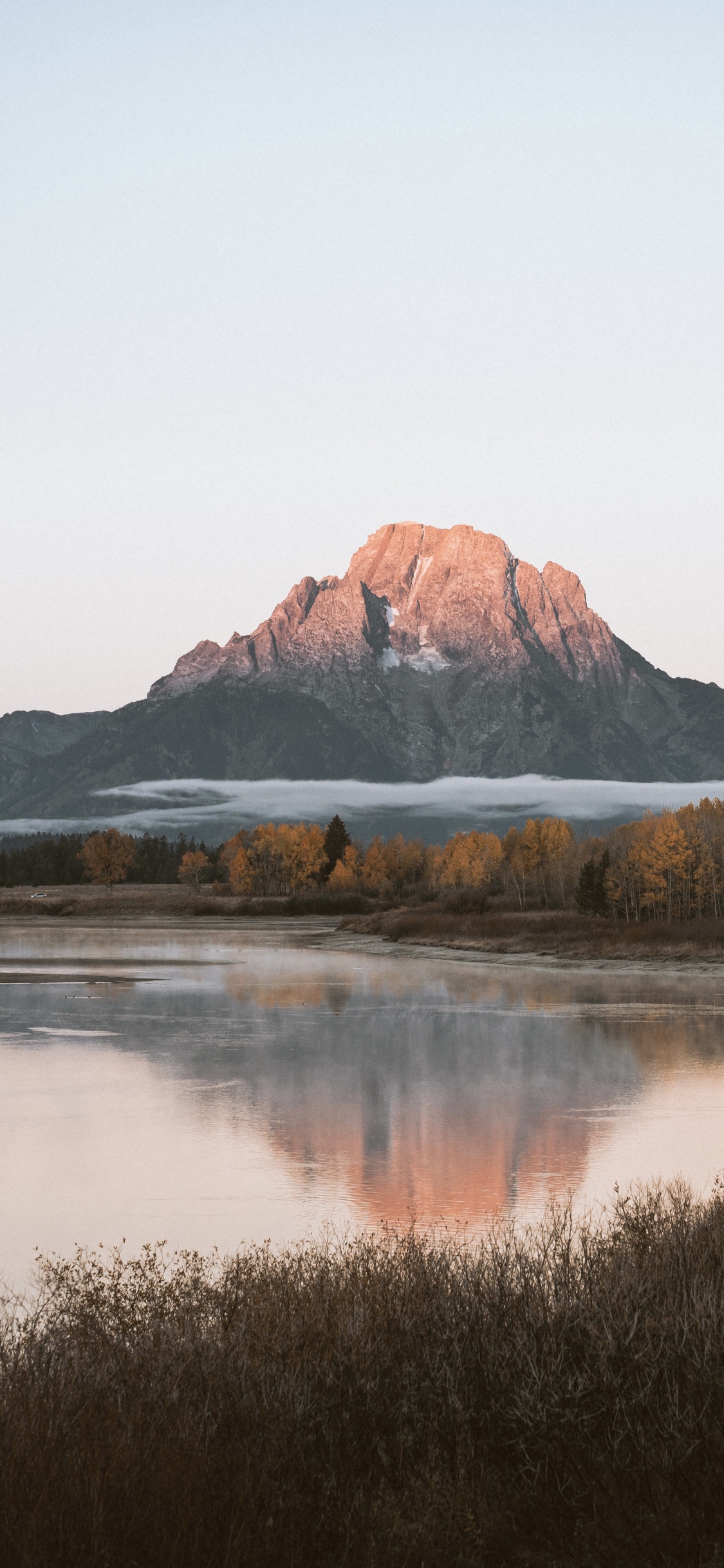 Обои отражение, вода, гидроресурсы, гора, растение в разрешении 1125x2436