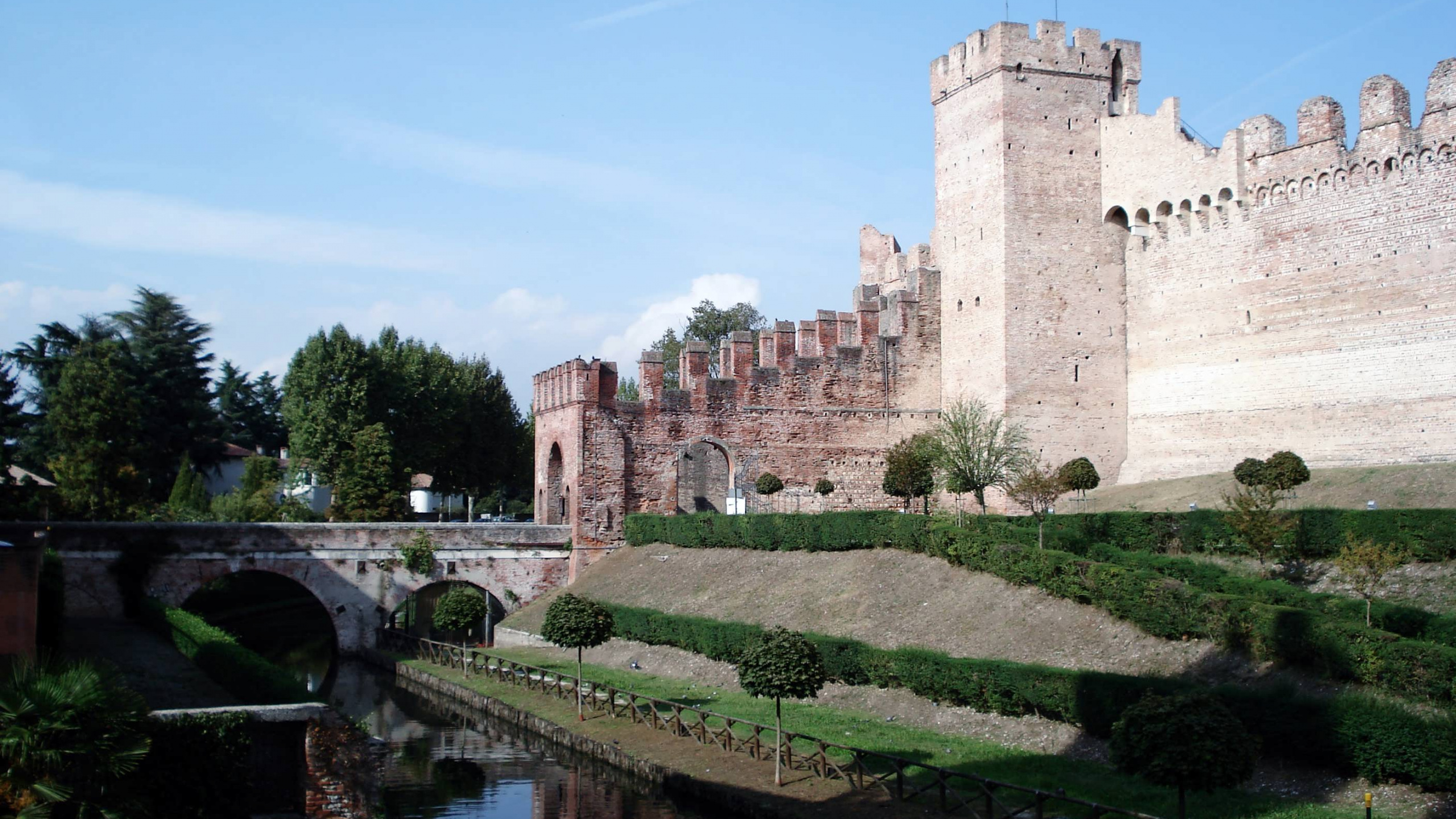 Обои замок, ров, фортификация, здание, историческое место в разрешении 2560x1440