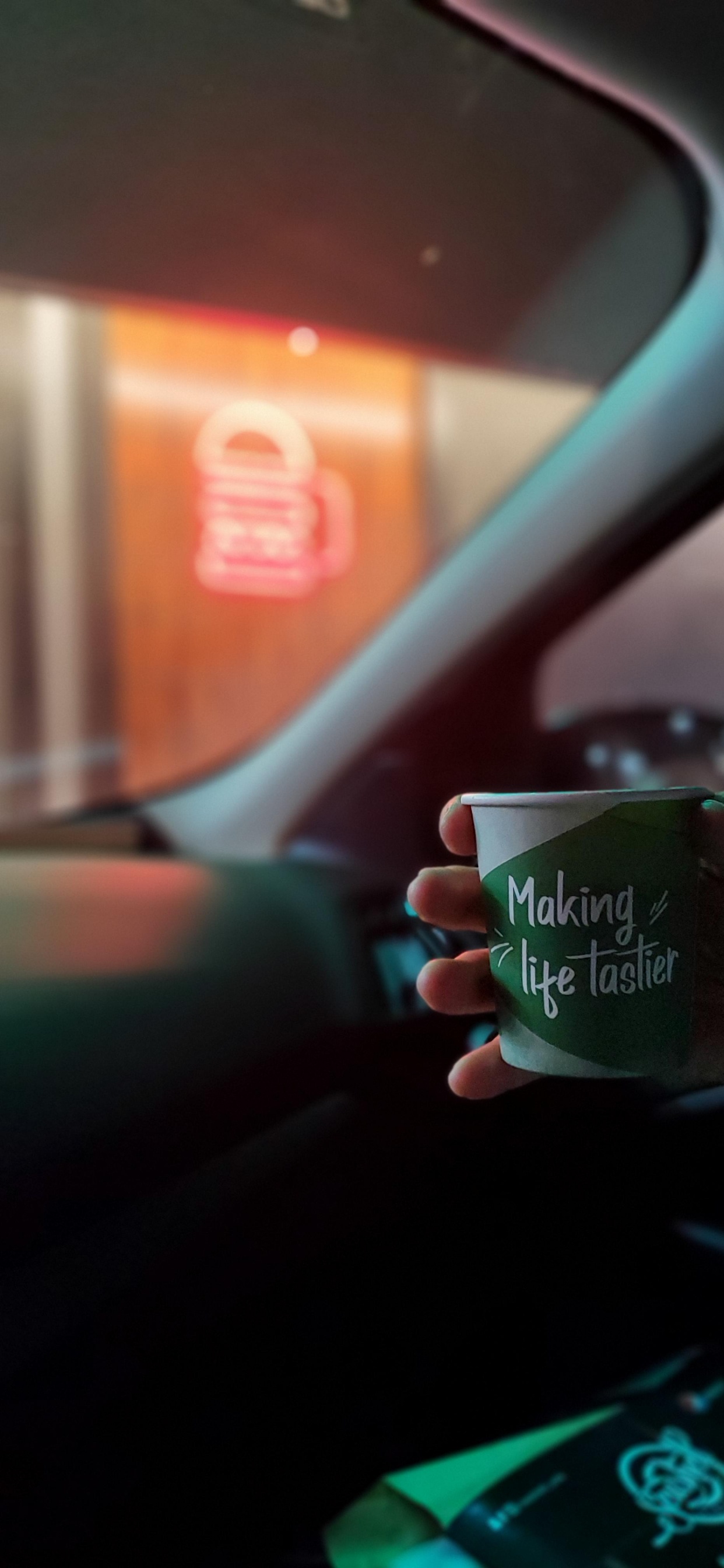 Обои легковые автомобили, свет, автомобильное освещение, ветровое стекло, автомобильное зеркало в разрешении 1242x2688