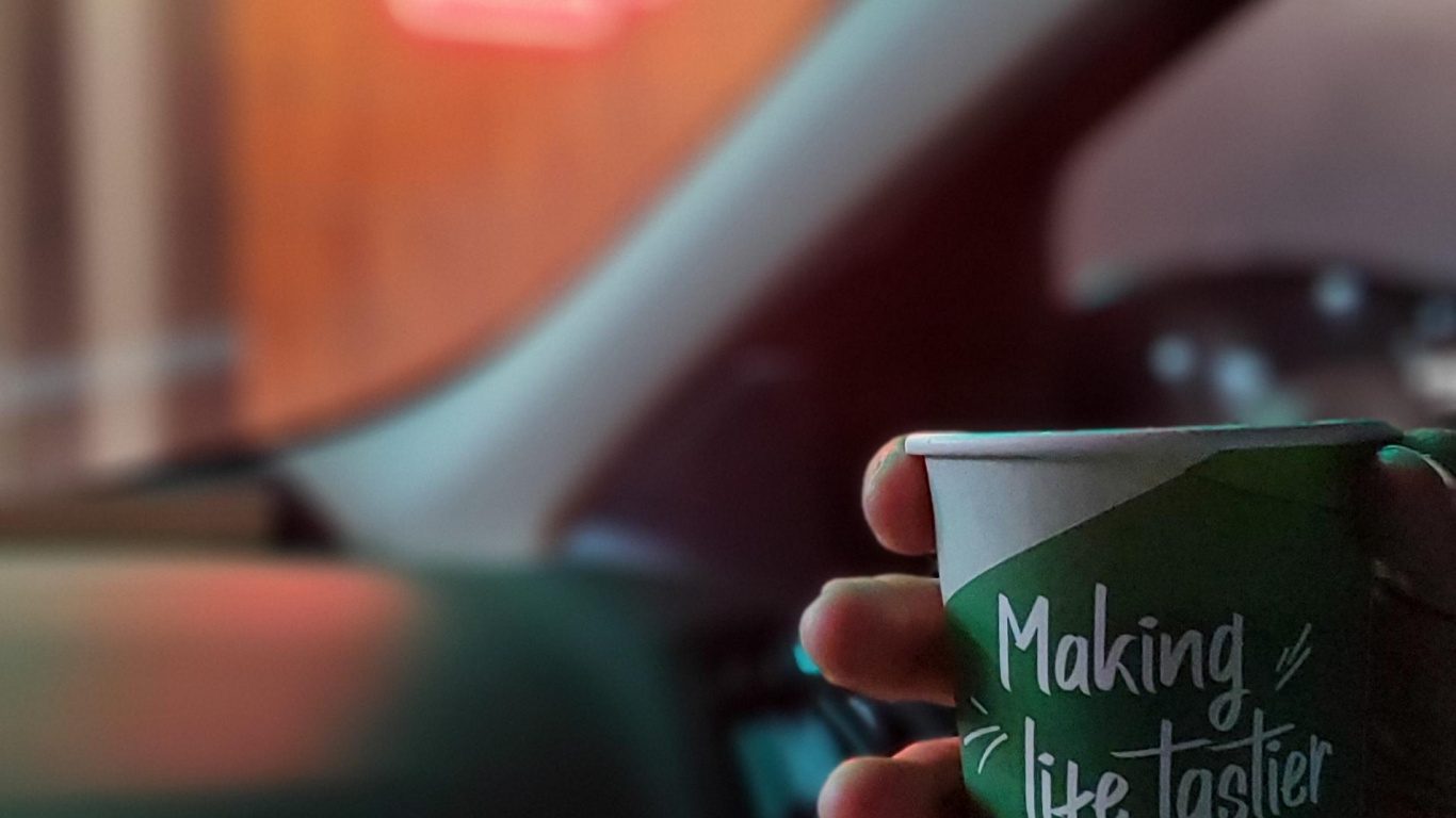 Обои легковые автомобили, свет, автомобильное освещение, ветровое стекло, автомобильное зеркало в разрешении 1366x768