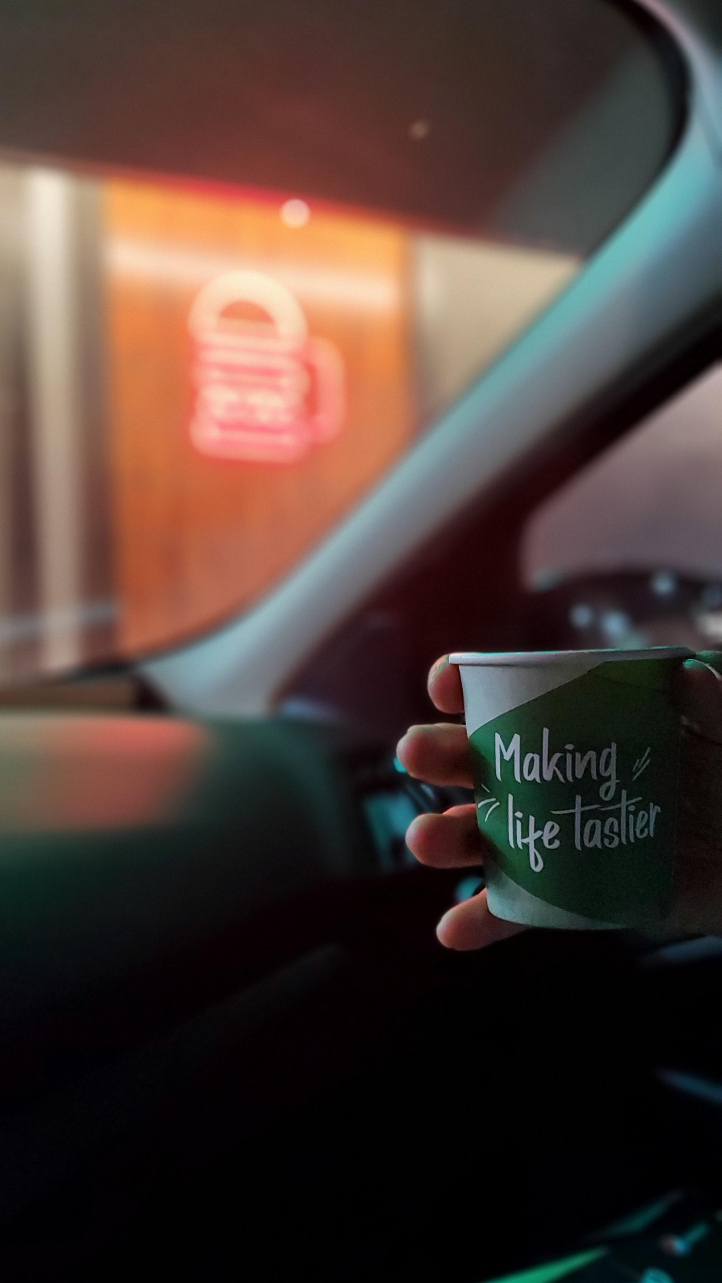 Обои легковые автомобили, свет, автомобильное освещение, ветровое стекло, автомобильное зеркало в разрешении 1440x2560