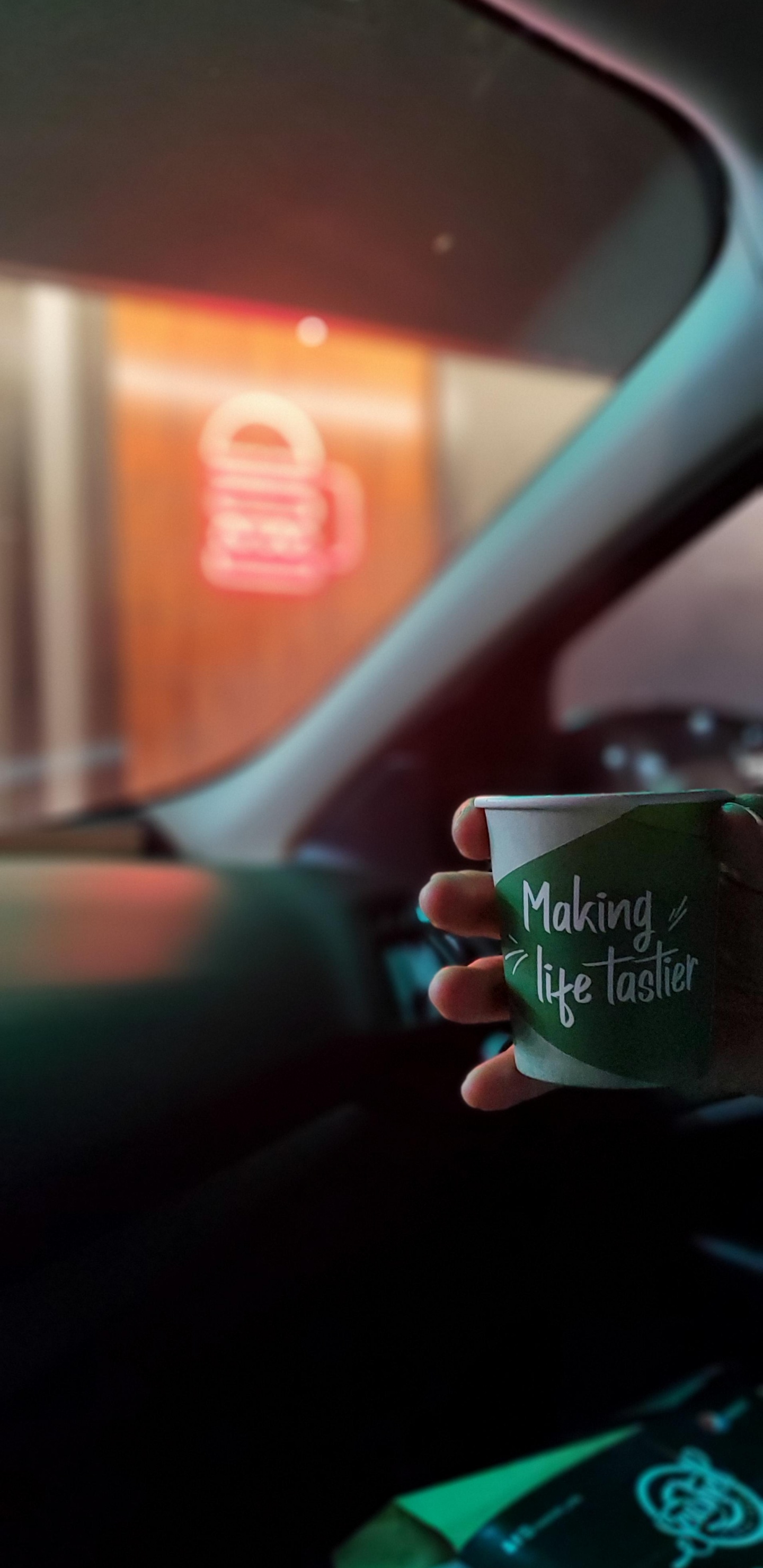 Обои легковые автомобили, свет, автомобильное освещение, ветровое стекло, автомобильное зеркало в разрешении 1440x2960