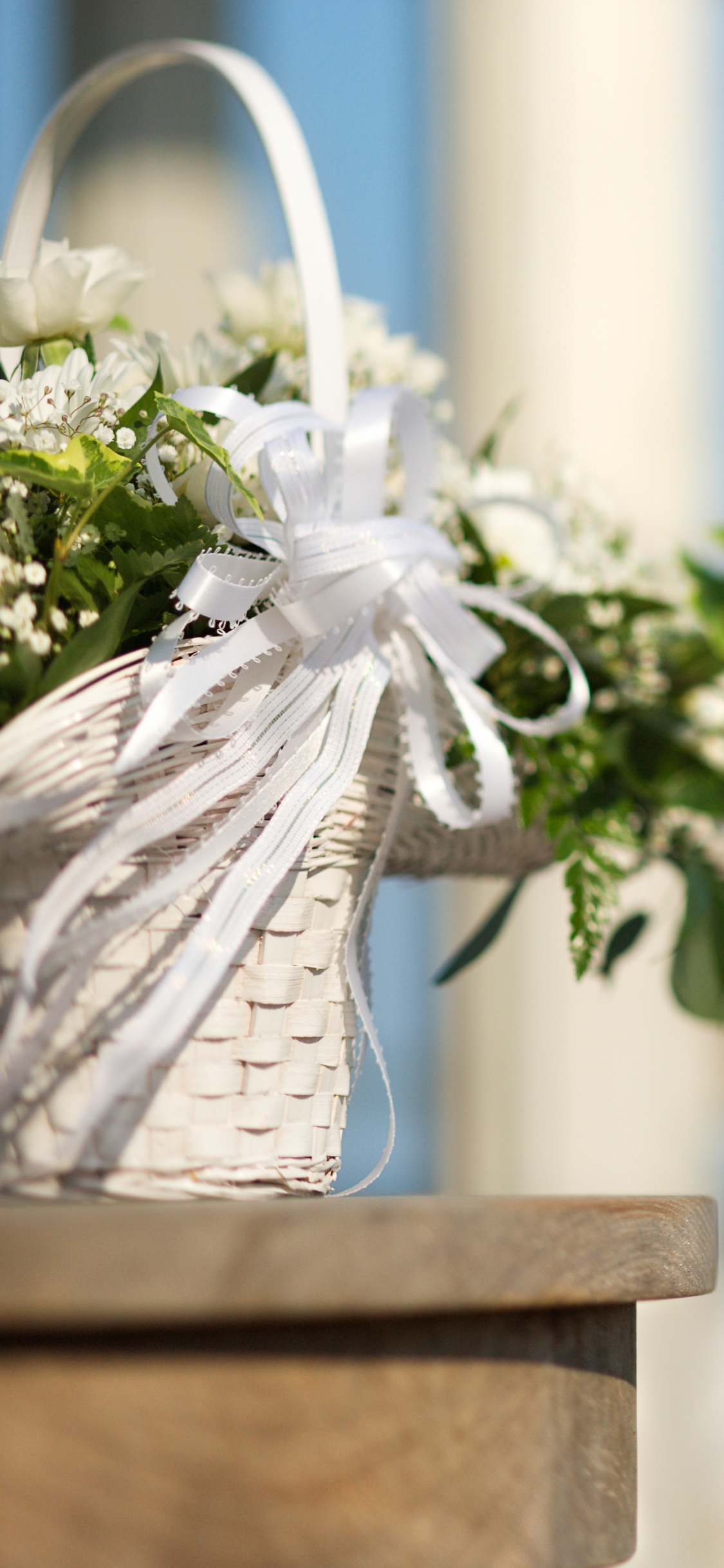 Обои свадебная церемония, свадьба, жених, подвенечное платье, флористики в разрешении 1125x2436