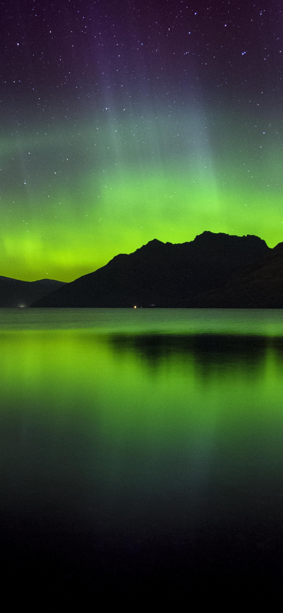 Обои Аврора, природа, зеленый, отражение, свет в разрешении 1125x2436