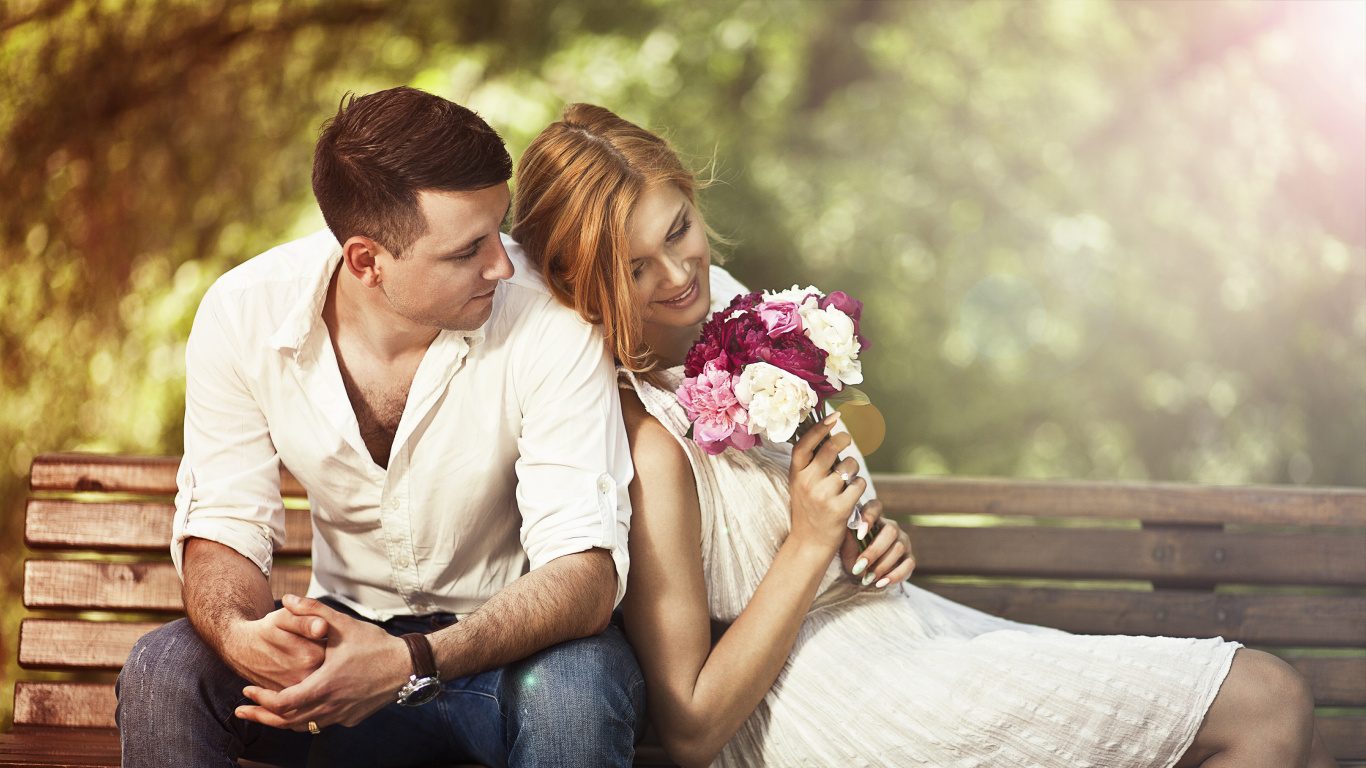 Обои цветок, Люди в природе, роман, сидящий, любовь в разрешении 1366x768