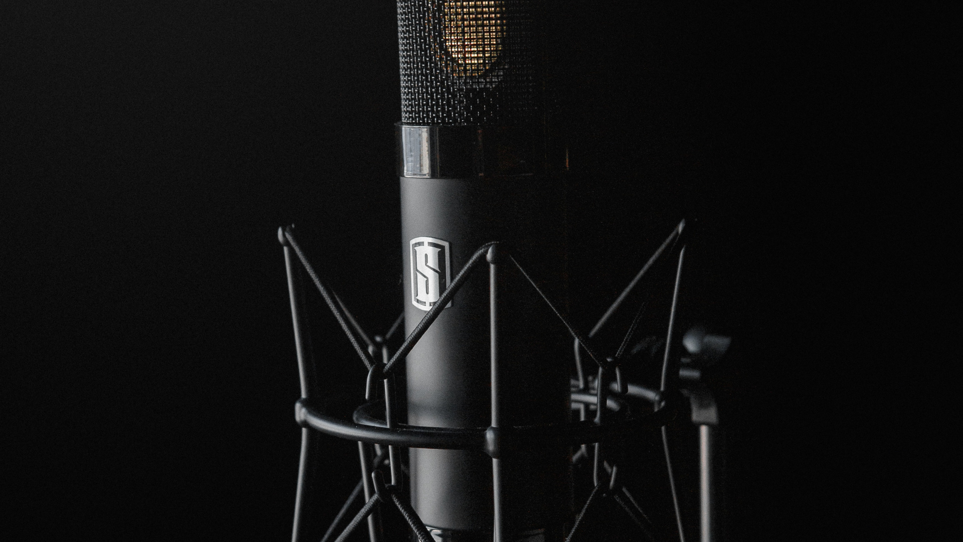 Обои звуковое оборудование, микрофон, технологии, студия звукозаписи, микрофонная стойка в разрешении 1920x1080