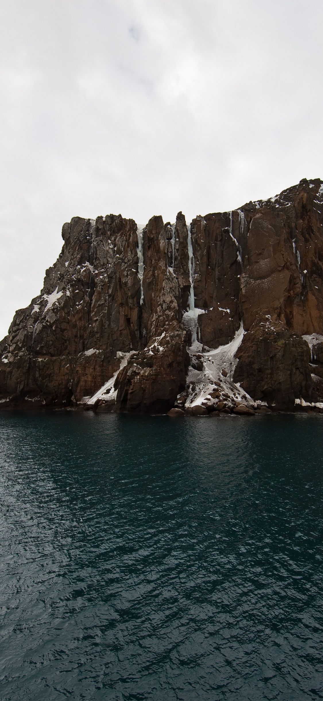 Обои водоем, море, рок, прибрежные и океанические рельефы, обрыв в разрешении 1125x2436