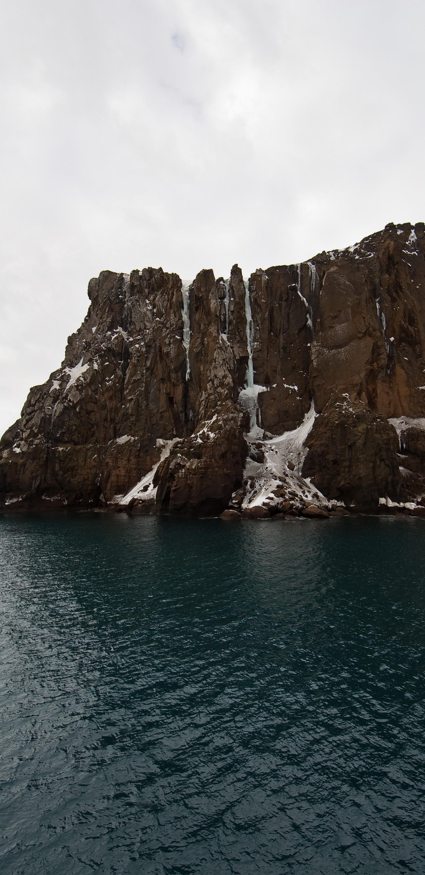Обои водоем, море, рок, прибрежные и океанические рельефы, обрыв в разрешении 1440x2960