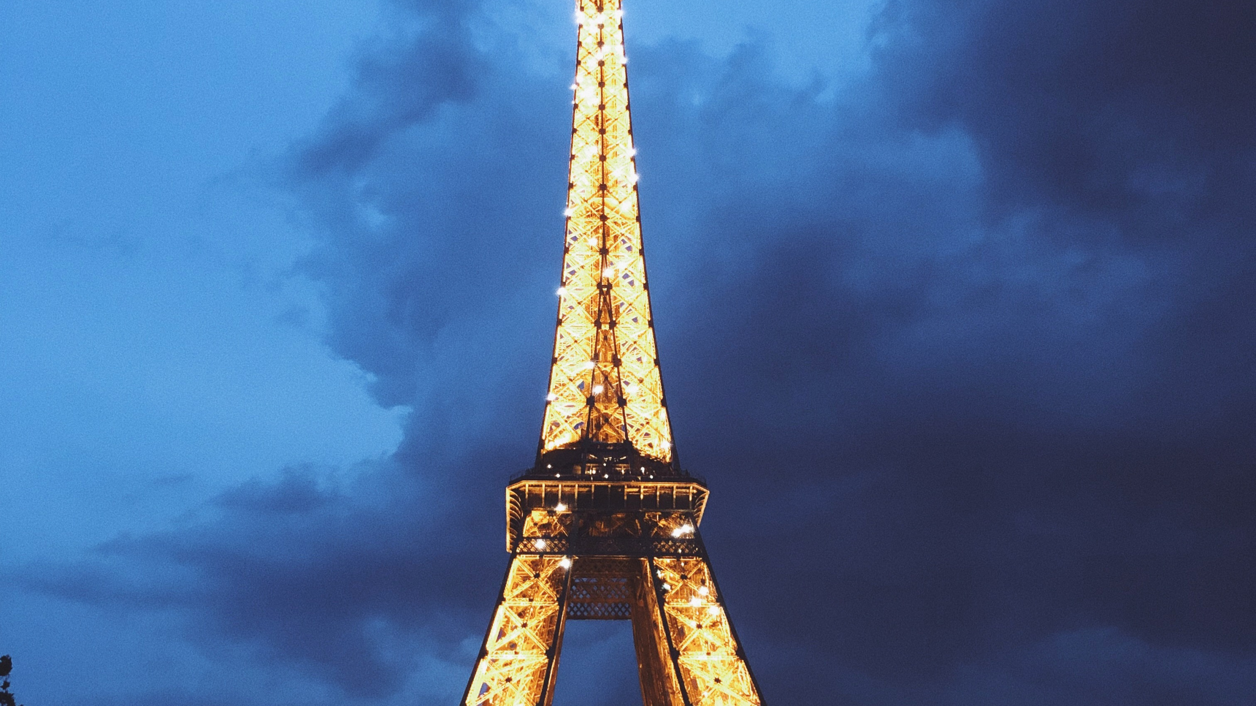 Обои Эйфелева башня, достопримечательность, национальный исторический памятник, памятник, синий в разрешении 2560x1440