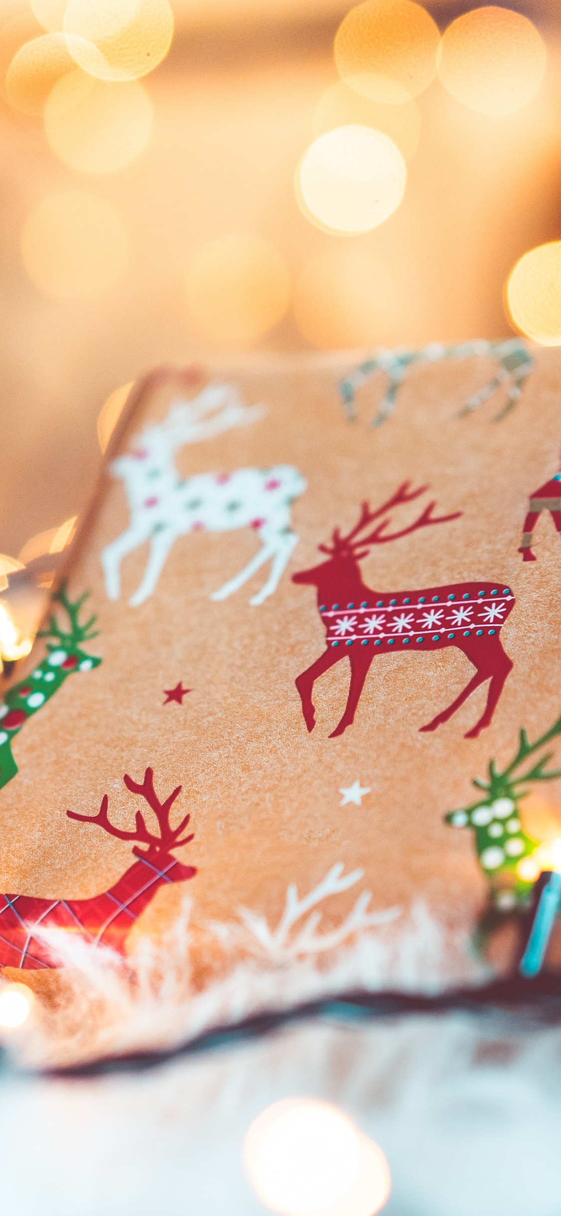 Обои Рождественский подарок, Рождественский день, подарок, праздник, Рождество в разрешении 1125x2436