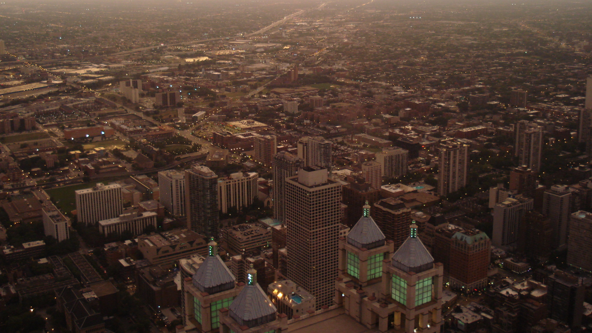 Обои городской пейзаж, дневное время, закат, небоскреб, городской район в разрешении 1920x1080