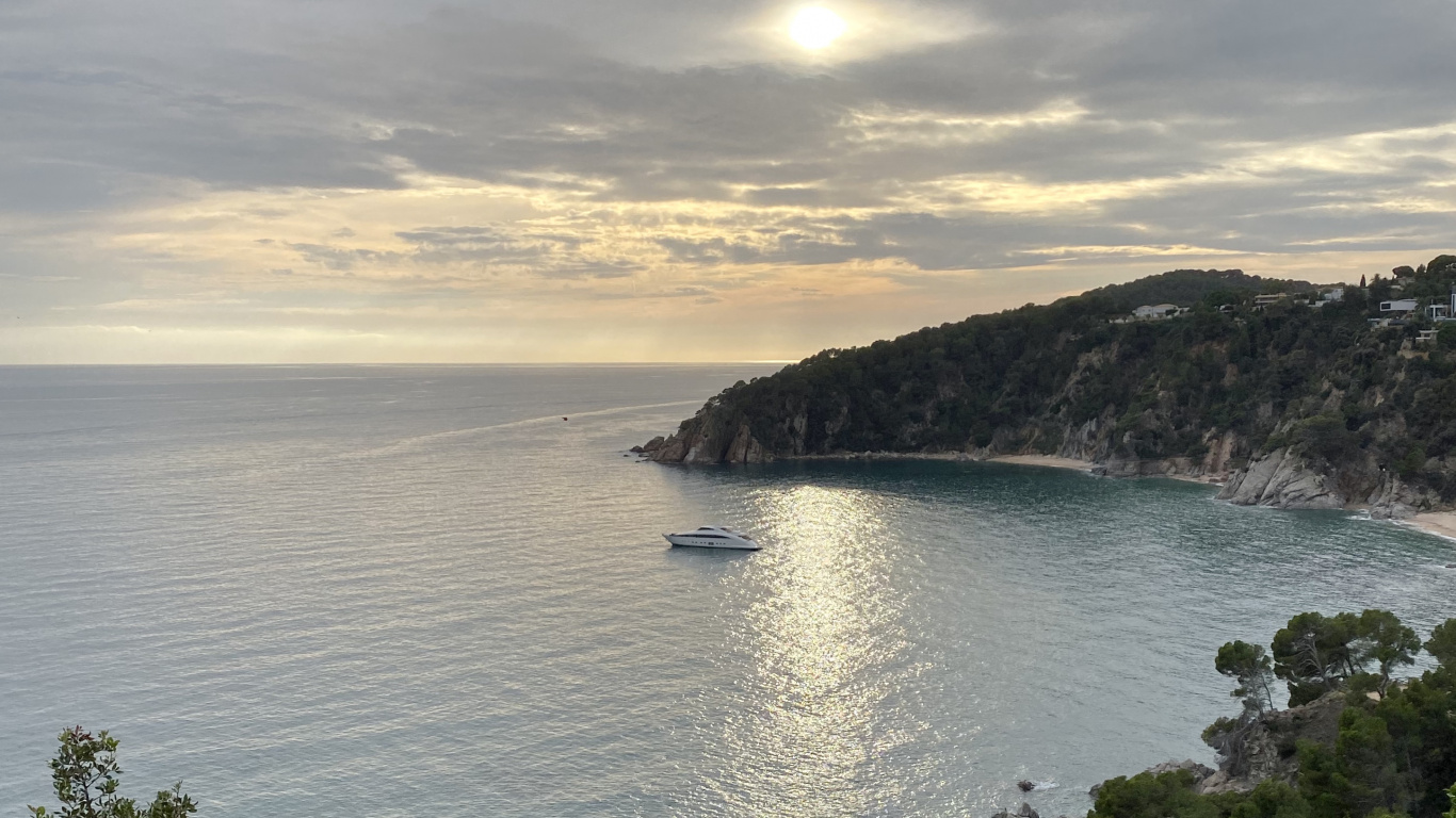 Обои море, водоем, горный рельеф, природа, растительность в разрешении 1366x768