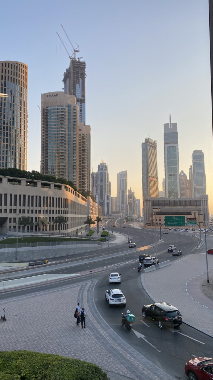 Обои Дубай, дневное время, башня, дорога, город в разрешении 750x1334