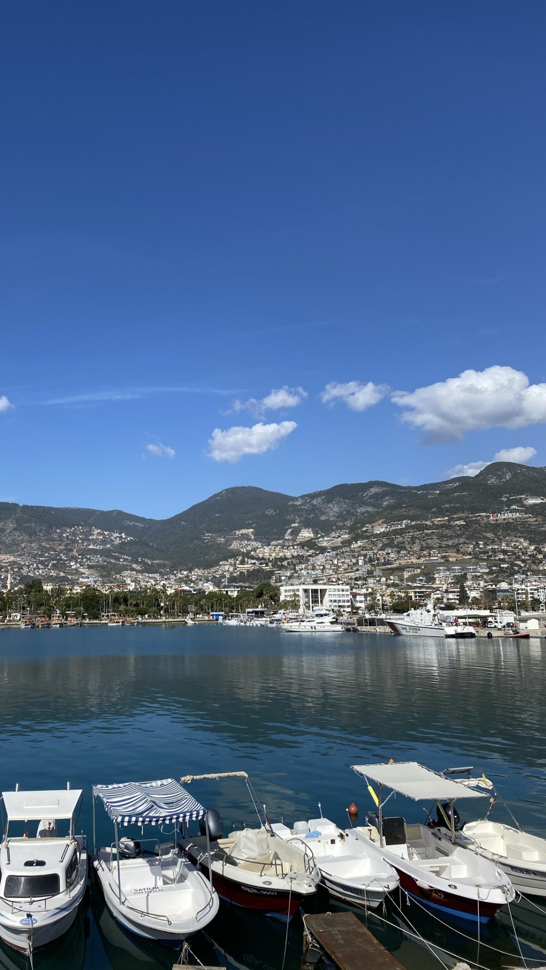 Обои яхта, вода, облако, лодка, гора в разрешении 1080x1920